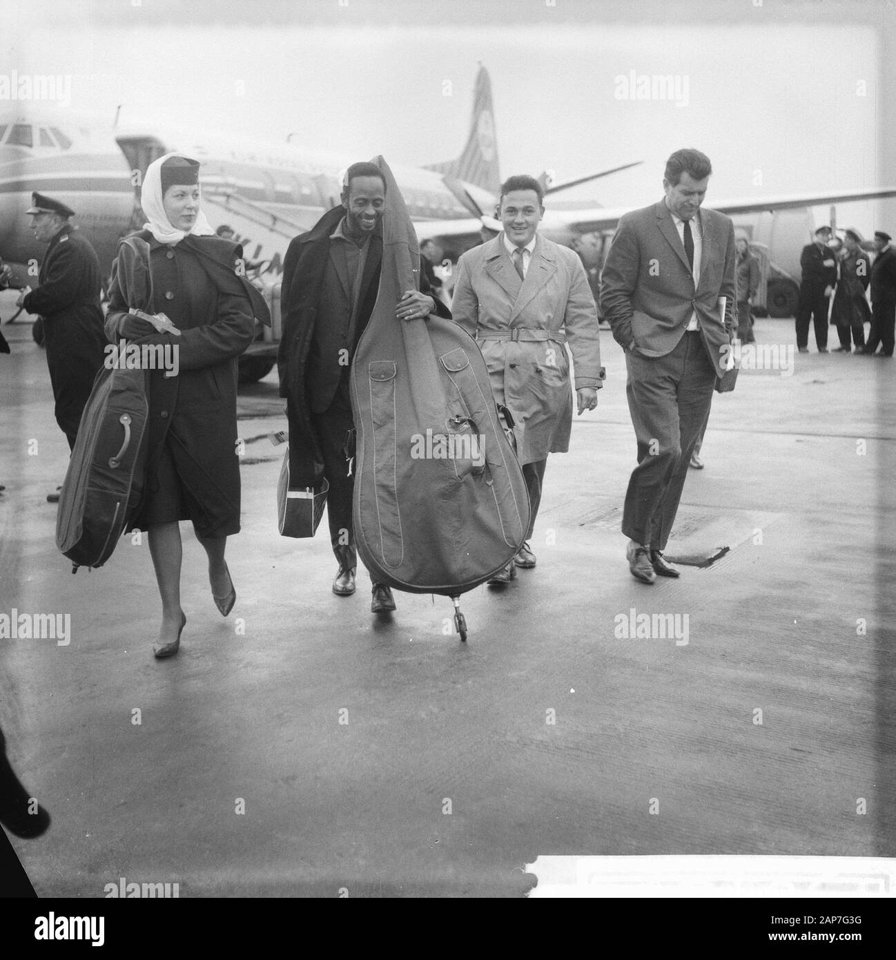 Arrival Modern Jazz-Quartet at Schiphol Airport. Bassist Percy Heath. Date: 20 October 1961 Location: Noord-Holland, Schiphol Keywords: arrivals, bassists Personal name: Percy Heath Institution name: Modern Jazz-Quartet Stock Photo