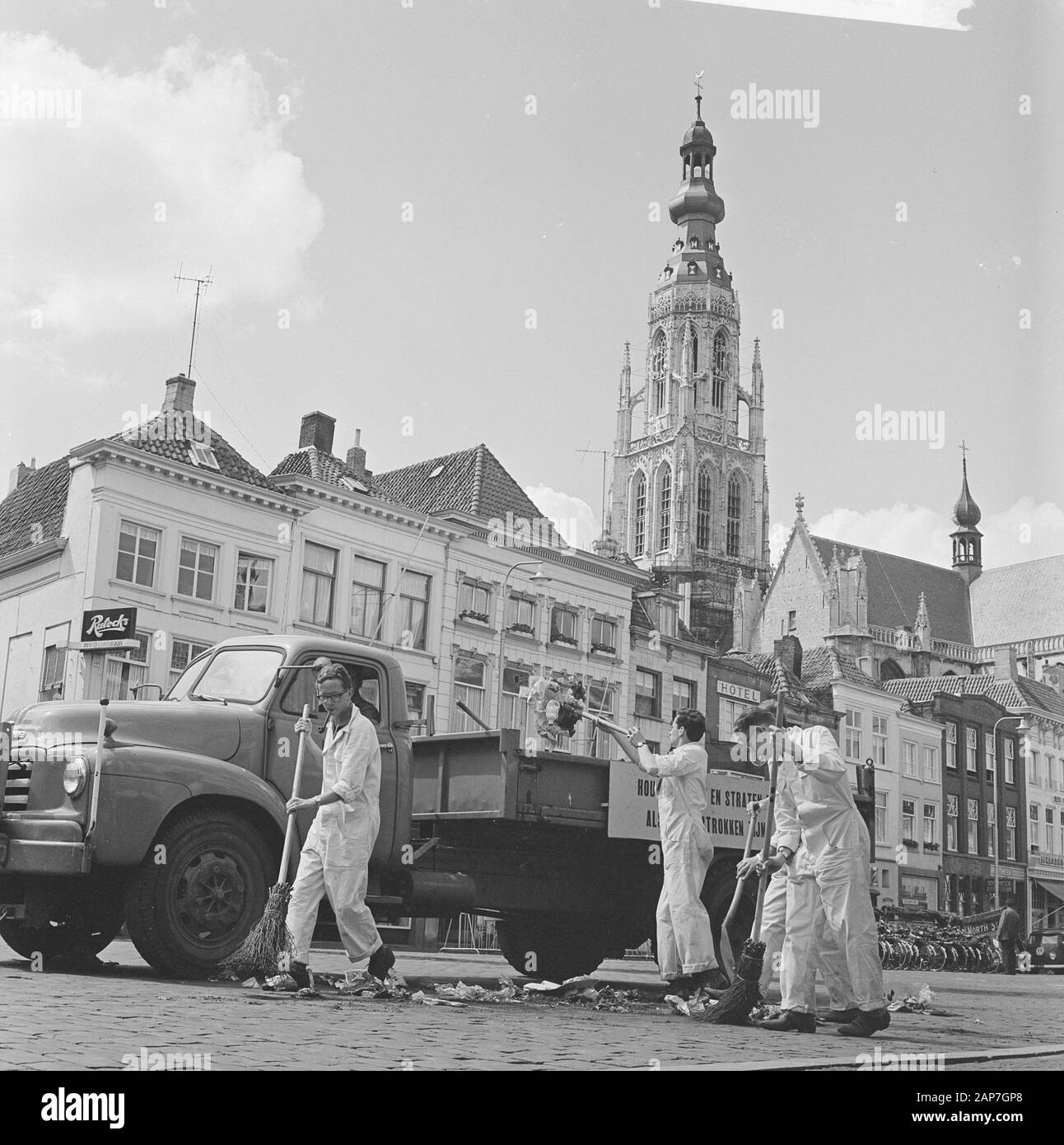 Bredase youth as street sweeper (holiday job) Date: June 19, 1962 Keywords: Youth, street sweepers Stock Photo