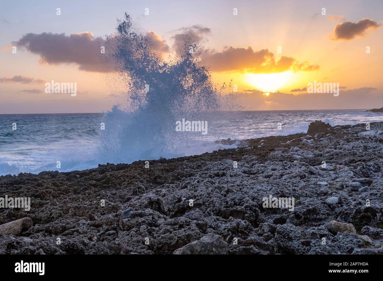 Shoreline rocks hi-res stock photography and images - Alamy
