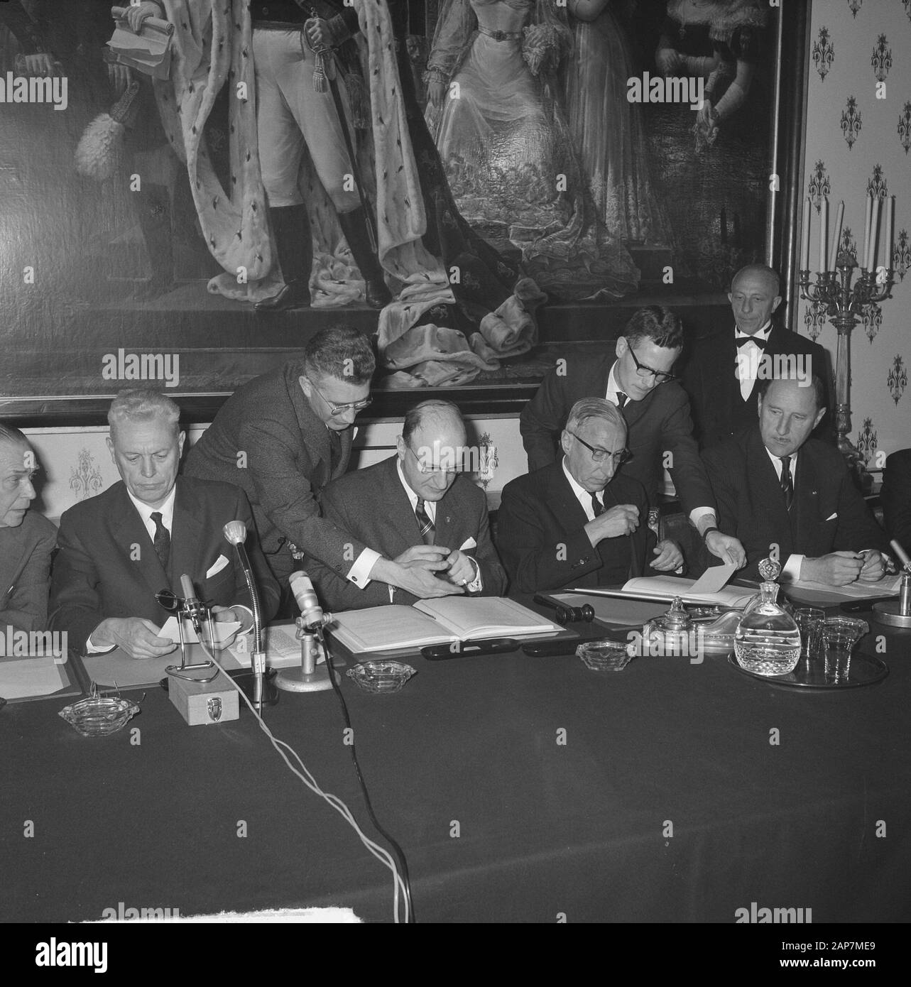 Schelde-Rhine connection signed, sitting by l.n.r. Minister Fayat, Prime Minister Lefevre, pr. The Quay Minister Luns and jr. mr. dr. A. W. L. Tjarda of $Date: 13 May 1963 Keywords: signatures, ministers Personal name: Luns, J.A.M.H., Luns, Joseph Stock Photo