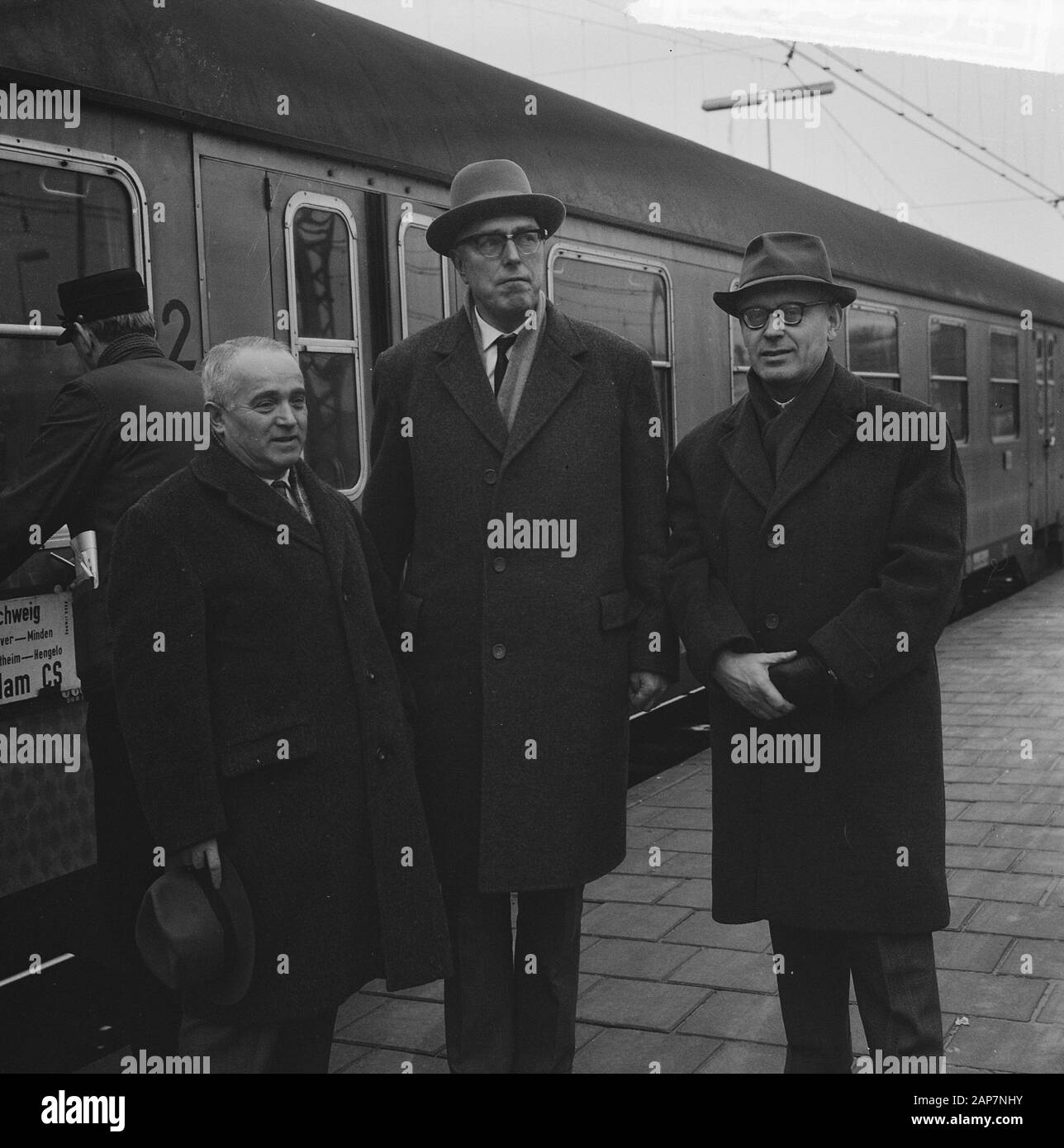 Arrival Russian chess players at CS in Amsterdam. Salo Flohr, dr. Eeuwe and dr. M. Botwinnik Date: 10 December 1963 Location: Amsterdam, Noord-Holland Keywords: arrivals, chess players Personal name: dr. Eeuwe Stock Photo