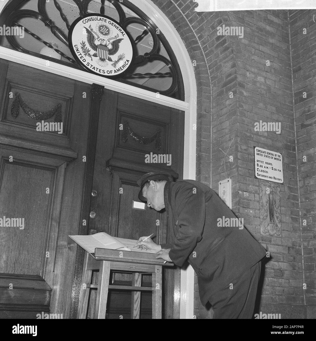 regeling kloof vork Condoleance in front of the entrance of the American Consulate at the  Museum Square in Amsterdam. A taxi driver signs the book Date: 23 November  1963 Location: Amsterdam, Noord-Holland Keywords: CONSULATES, books,