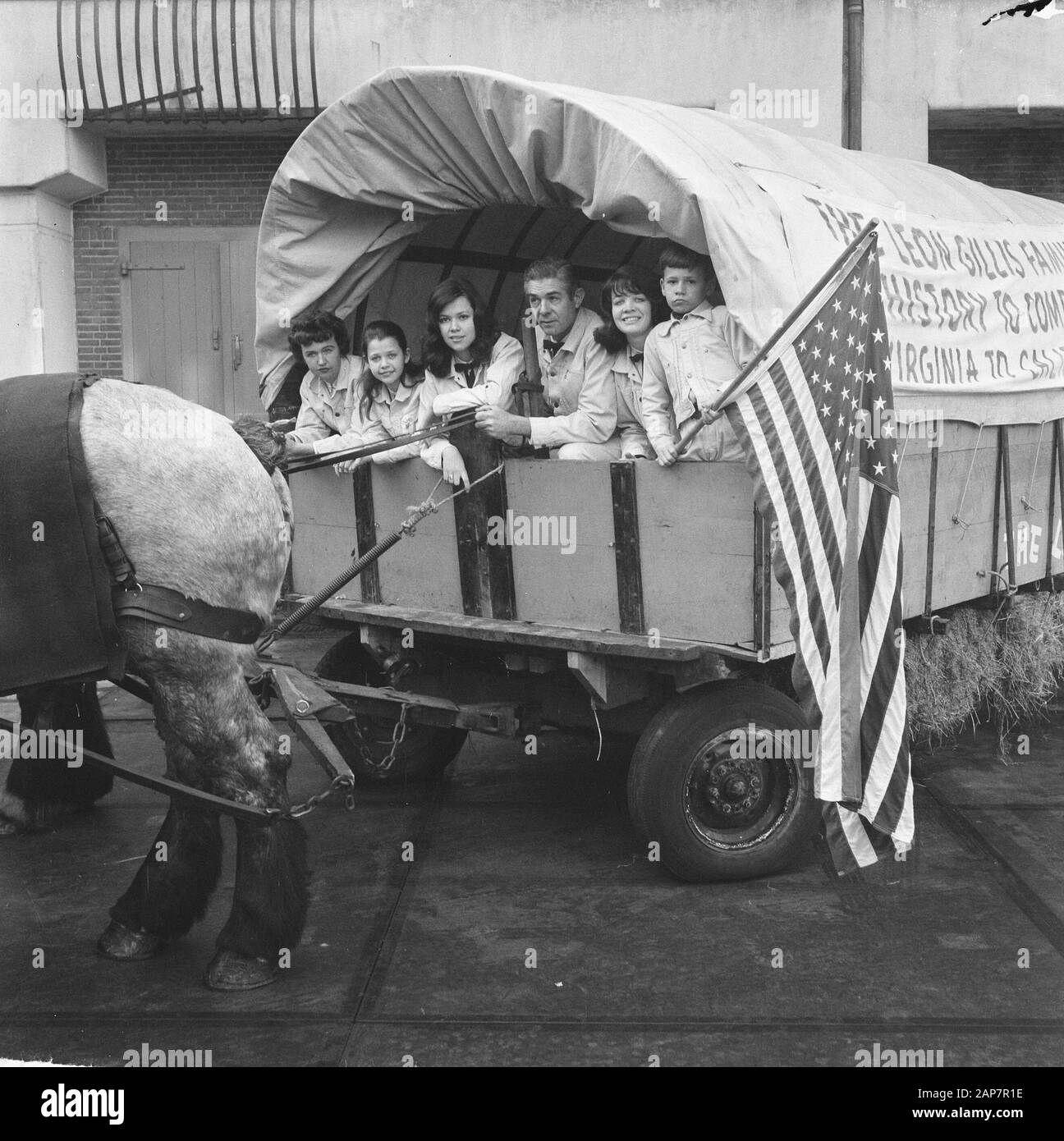 The family Gillis from America with wagon in the Netherlands, family Gillis Annotation: Leon Hilton Gillis (1920-2010) American traveler. In 1961-62, Leon Gillis of Virginia led his family of eight on a coast-to-coast covered wagon journey, in the Last Wagon West. In 1963-64, the Gillis family took their wagon to Europe, traveling from France, to a Dutch visit with Freddy Heineken, to Moscow, living by dint of their wits and the generosity of strangers. (source: Wikipedia) Date: 28 February 1964 Location: Amsterdam Keywords: families, covered carts Stock Photo
