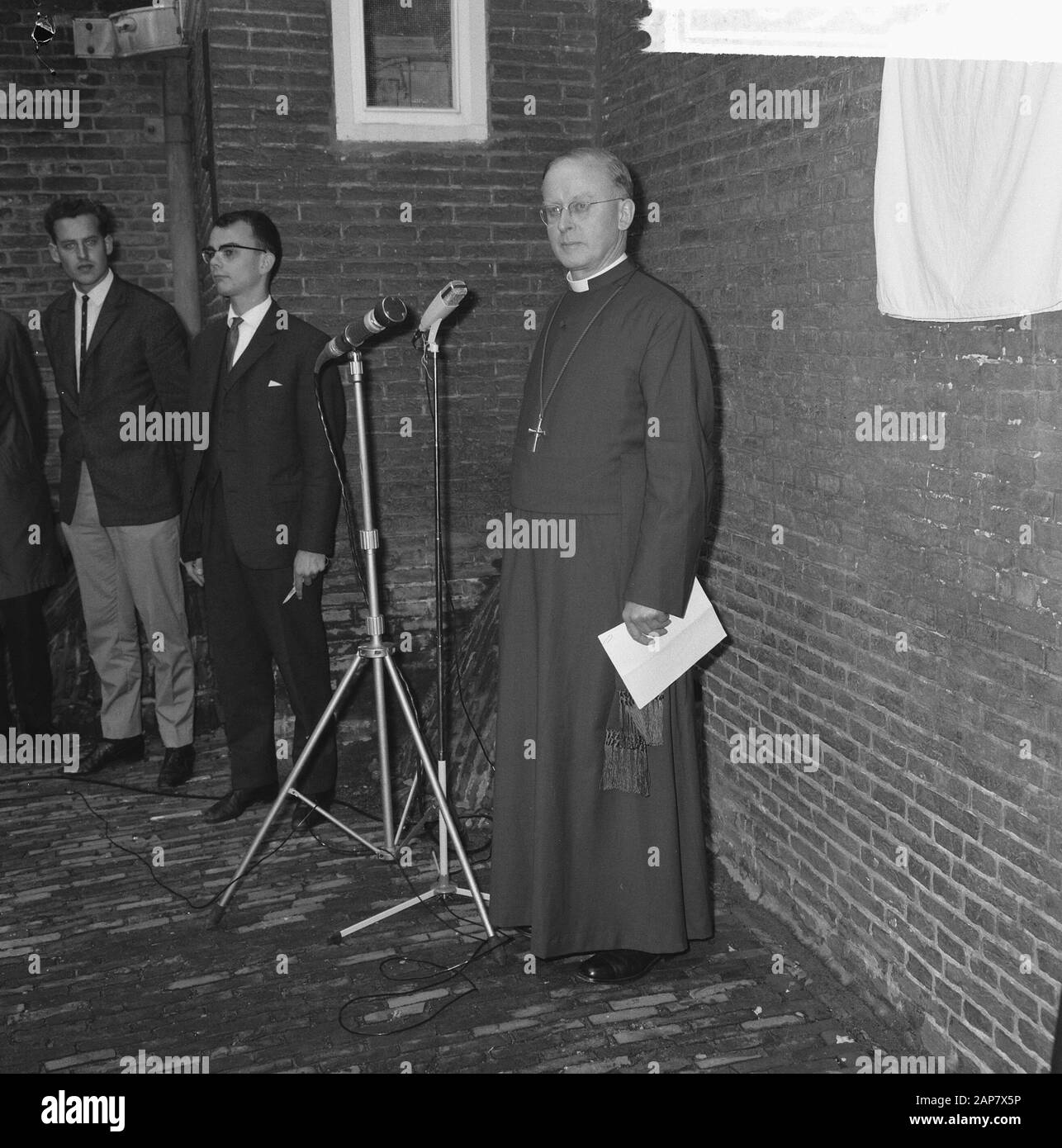 Archbishop of York (England) plaque unveiled on Beguinage, the plaque Date: June 22, 1964 Keywords: commemorative plates, revelations Institutional name: Begijnhof Stock Photo