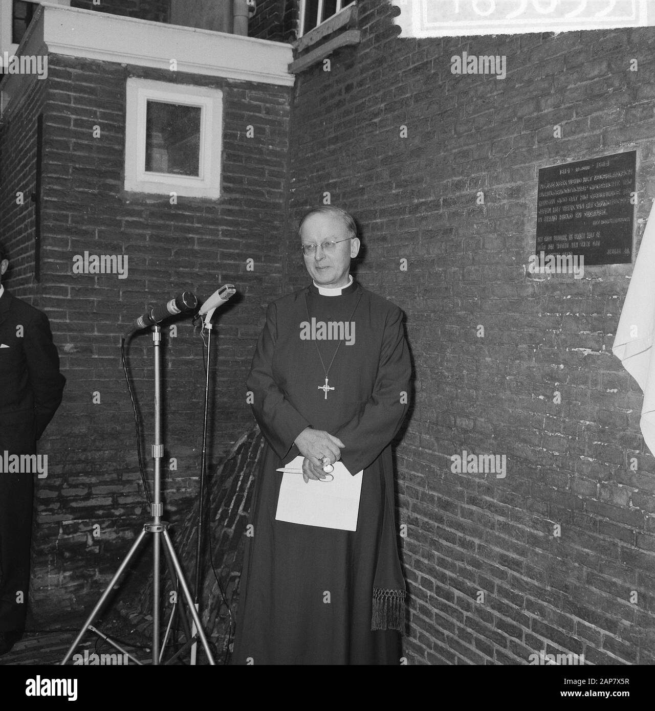 Archbishop of York (England) plaque unveiled on Beguinage, the plaque Date: June 22, 1964 Keywords: commemorative plates, revelations Institutional name: Begijnhof Stock Photo