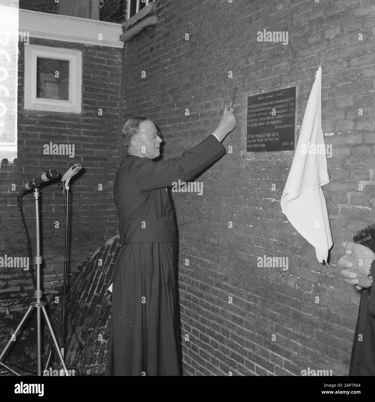 Archbishop of York (England) plaque unveiled at Beguinage, Dr. F. D. Donald Coggan during the unveiling Date: June 22, 1964 Keywords: memorials, revelations Personal name: Dr. F. D. Donald Coggan Institution name: Begijnhof Stock Photo