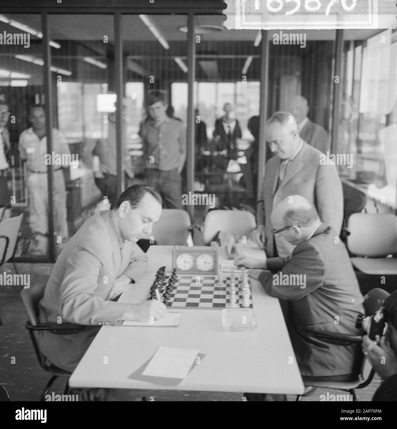 Decisioncompetition chess started in GAK, Portisch to Reshevsky Date: June 25, 1964 Keywords: CHESK Institution name: GAK Stock Photo