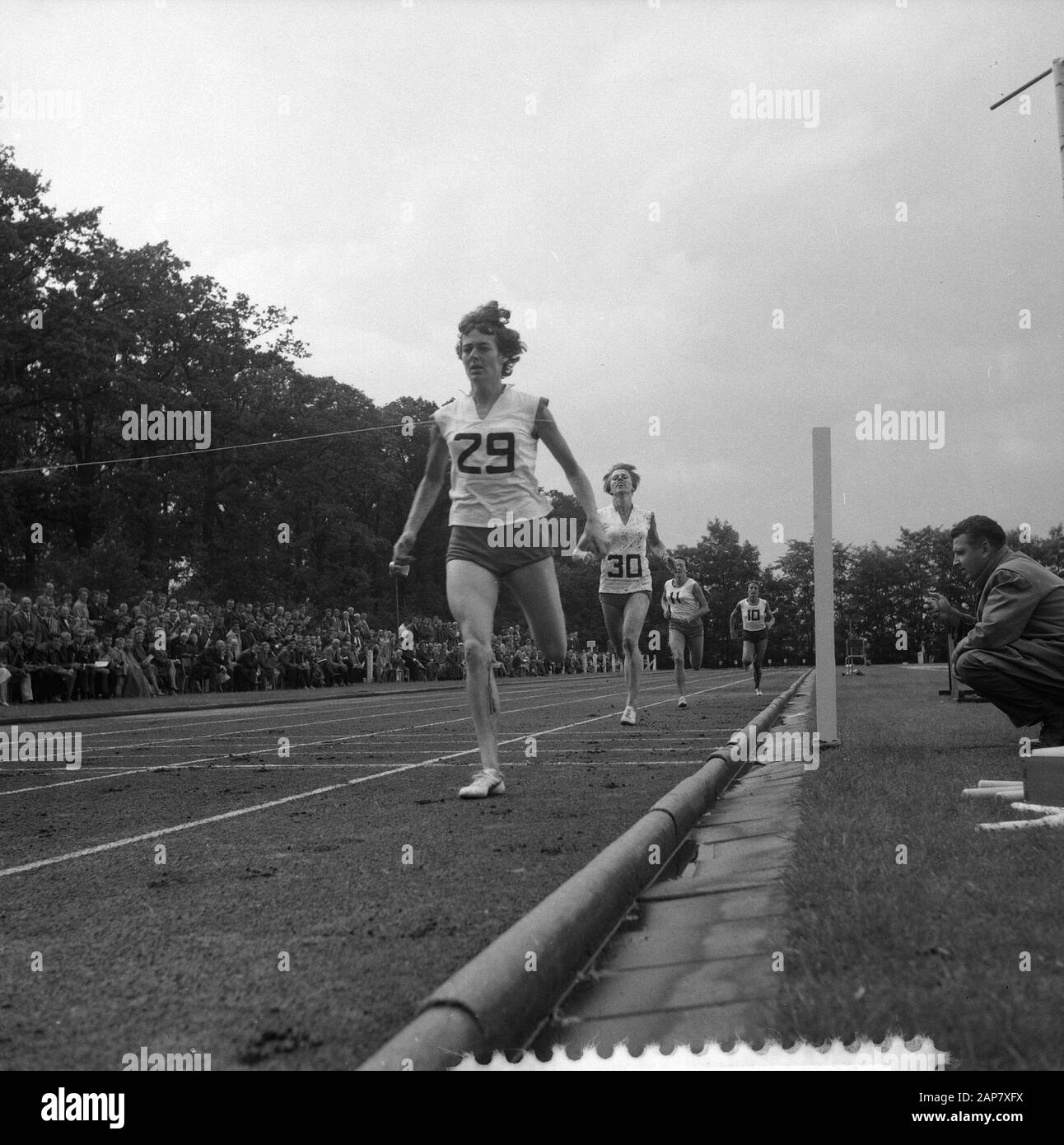 female-olympic-800-meter-runner-black-and-white-stock-photos-images