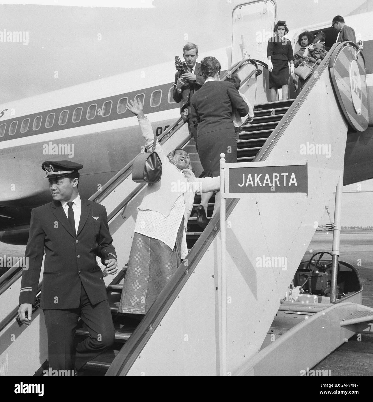Ambonese to Indonesia left, departure at Schiphol Date: 2 July 1964 Location: Noord-Holland, Schiphol Keywords: Ambonese, leave Stock Photo