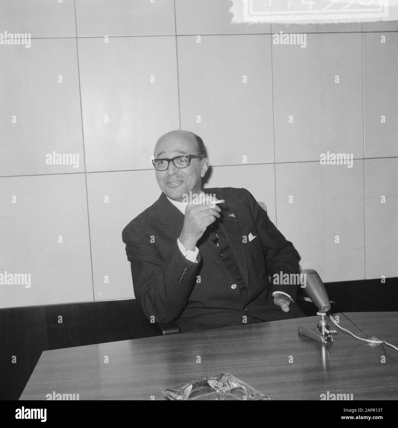 Arrival of mr. De Vries, the newly appointed governor of Suriname at Schiphol Airport. He will be sworn in in the Netherlands. During press conference Date: 15 February 1965 Location: Noord-Holland, Schiphol Keywords: arrivals, governors, overseas territories, press conferences Stock Photo