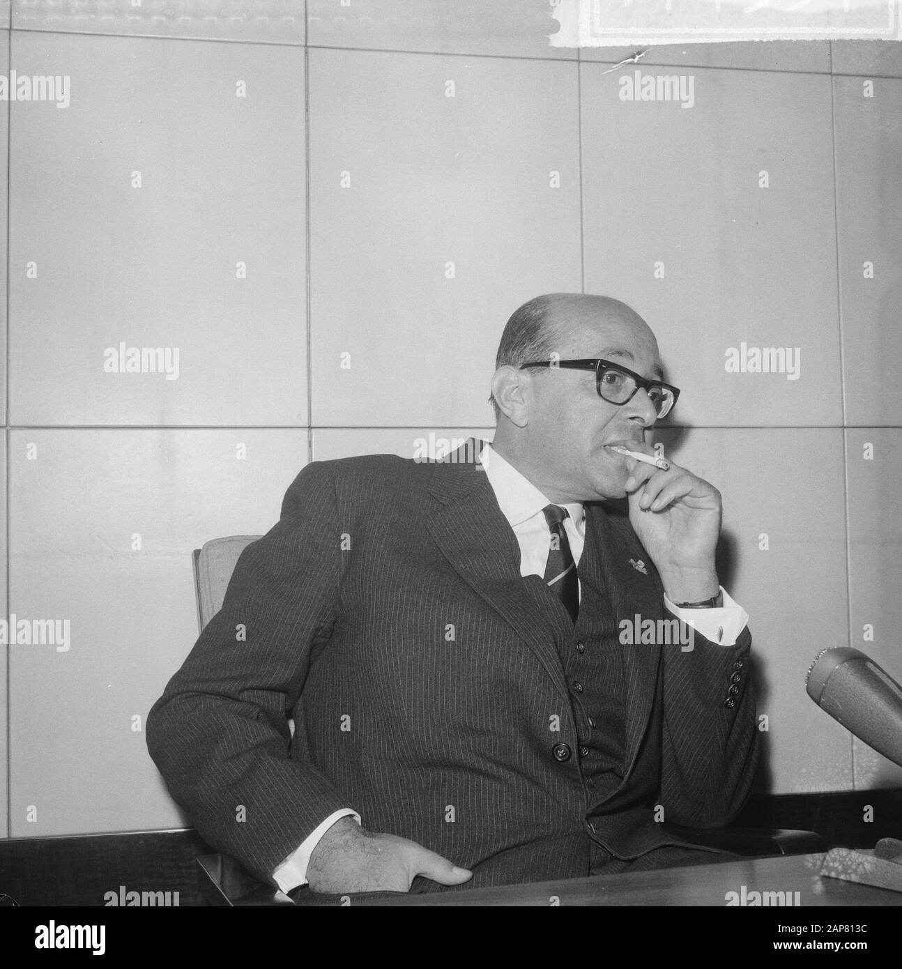 Arrival of mr. De Vries, the newly appointed governor of Suriname at Schiphol Airport. He will be sworn in in the Netherlands. Mr. de Vries during press conference Date: 15 February 1965 Location: Noord-Holland, Schiphol Keywords: arrivals, governors, overseas territories, press conferences Stock Photo