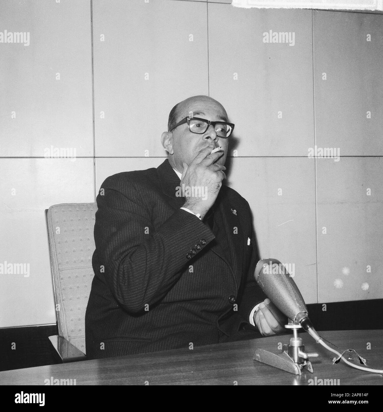 Arrival of mr. De Vries, the newly appointed governor of Suriname at Schiphol Airport. He will be sworn in in the Netherlands. Mr. de Vries during press conference Date: 15 February 1965 Location: Noord-Holland, Schiphol Keywords: arrivals, governors, overseas territories, press conferences Stock Photo