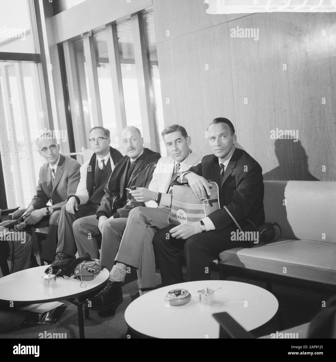 5 Dutch people, including 3 doctors, left Schiphol to the Himalayas. In addition to sporting pleasure, the gentlemen will also collect plants and insects, take pictures and provide medical assistance to the population. The journey will take about 6 weeks. Date: 18 March 1965 Location: Noord-Holland, Schiphol Keywords: expeditions, group portraits, departures, airports Stock Photo
