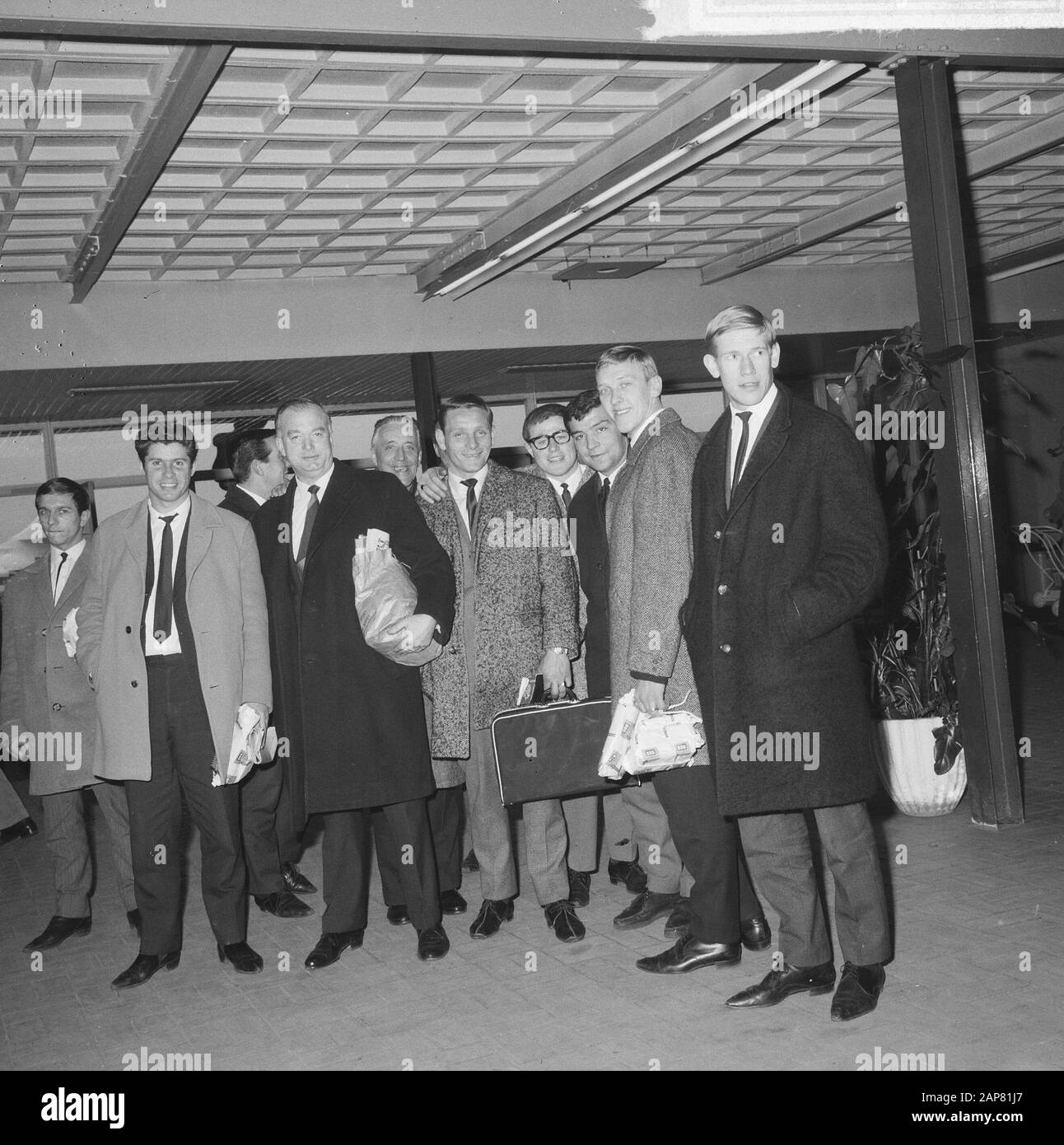 5 Dutch people, including 3 doctors, left Schiphol to the Himalayas. In addition to sporting pleasure, the gentlemen will also collect plants and insects, take pictures and provide medical assistance to the population. The journey will take about 6 weeks. Date: 18 March 1965 Location: Noord-Holland, Schiphol Keywords: expeditions, group portraits, departures, airports Stock Photo