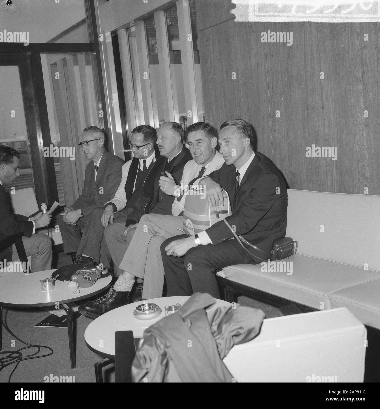 5 Dutch people, including 3 doctors, left Schiphol to the Himalayas. In addition to sporting pleasure, the gentlemen will also collect plants and insects, take pictures and provide medical assistance to the population. The journey will take about 6 weeks. Date: 18 March 1965 Location: Noord-Holland, Schiphol Keywords: expeditions, group portraits, departures, airports Stock Photo