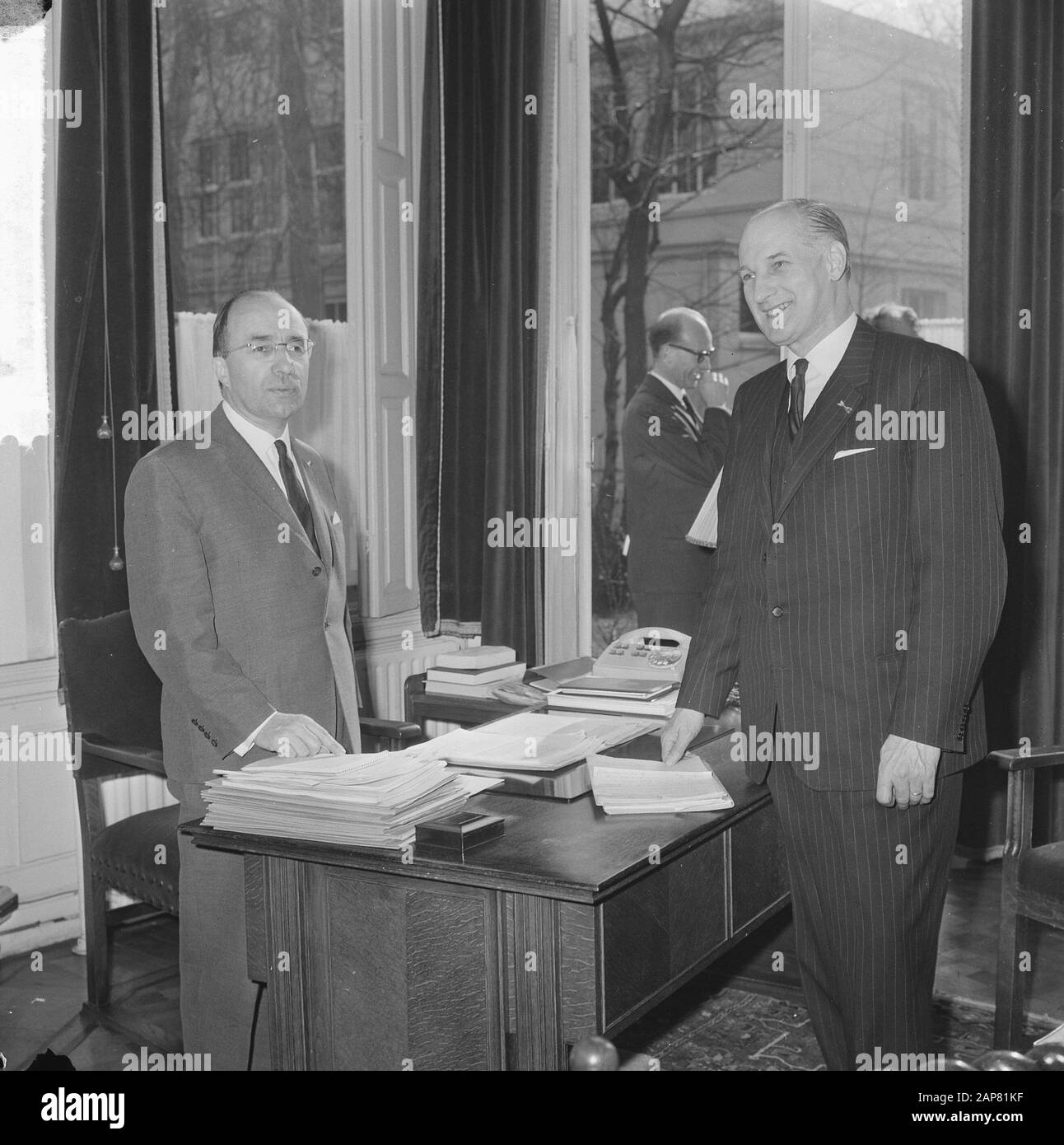 The cabinet crisis, formateur mr. Th. Cals (left) in conversation with Minister Bot of Education, Arts and Sciences Date: 22 March 1965 Location: The Hague, Zuid-Holland Keywords: conversations, cabinets, ministers Personname: Bot, Theo, Cals Th. Stock Photo
