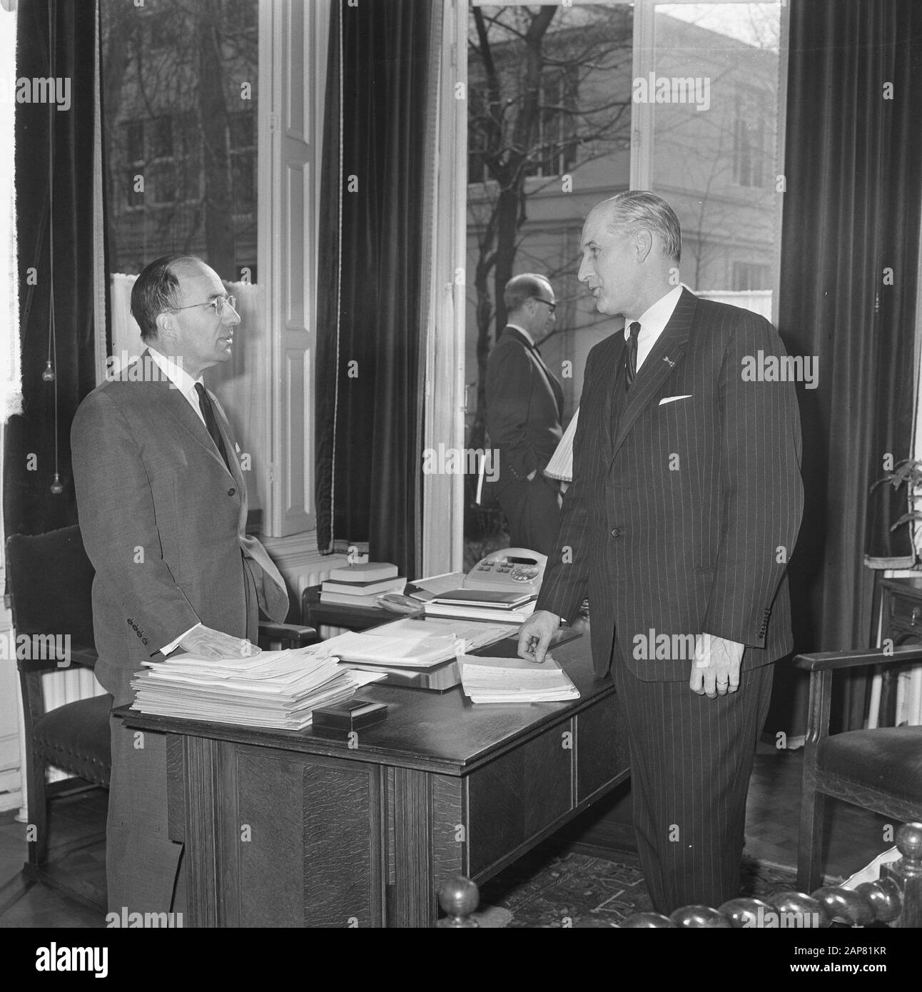 The cabinet crisis, formateur mr. Th. Cals (left) in conversation with Minister Bot of Education, Arts and Sciences Date: 22 March 1965 Location: The Hague, Zuid-Holland Keywords: formateurs, conversations, cabinets, ministers Personal name: Bot Th T, Cals Th Stock Photo