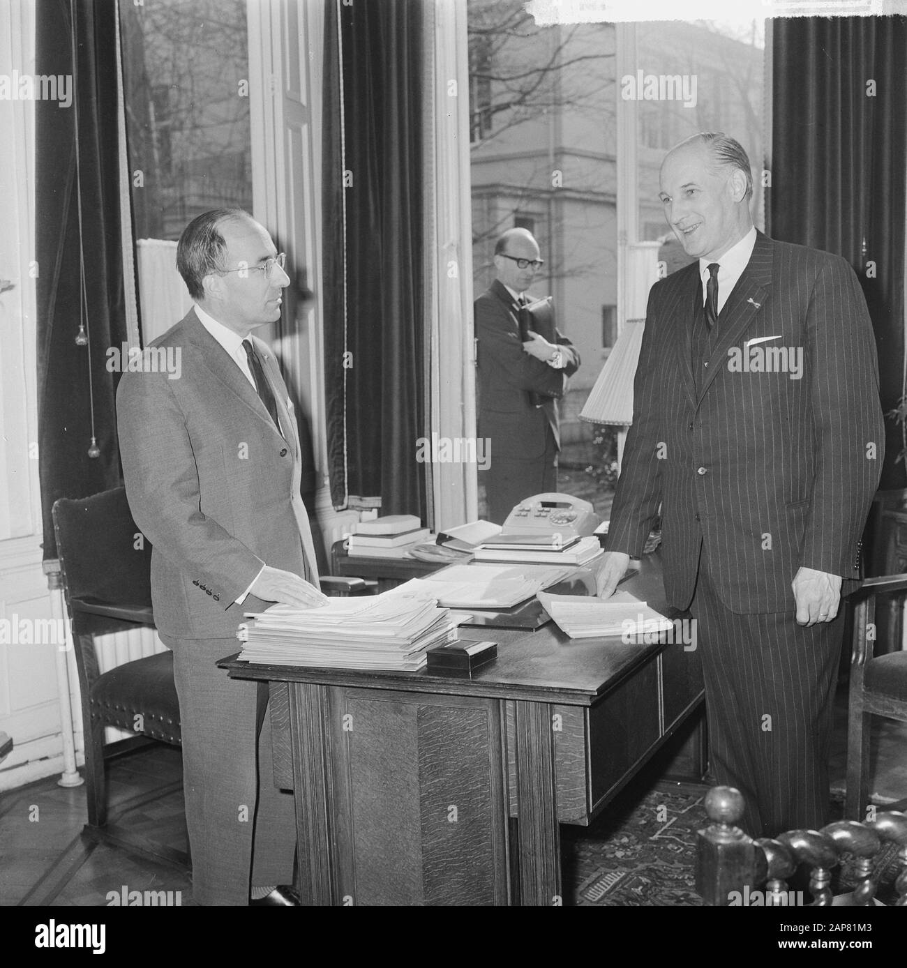 The cabinet crisis, formateur mr. Th. Cals (left) in conversation with Minister Bot of Education, Arts and Sciences Date: 22 March 1965 Location: The Hague, Zuid-Holland Keywords: formateurs, conversations, cabinets, ministers Personal name: Bot Th T, Cals Th Stock Photo