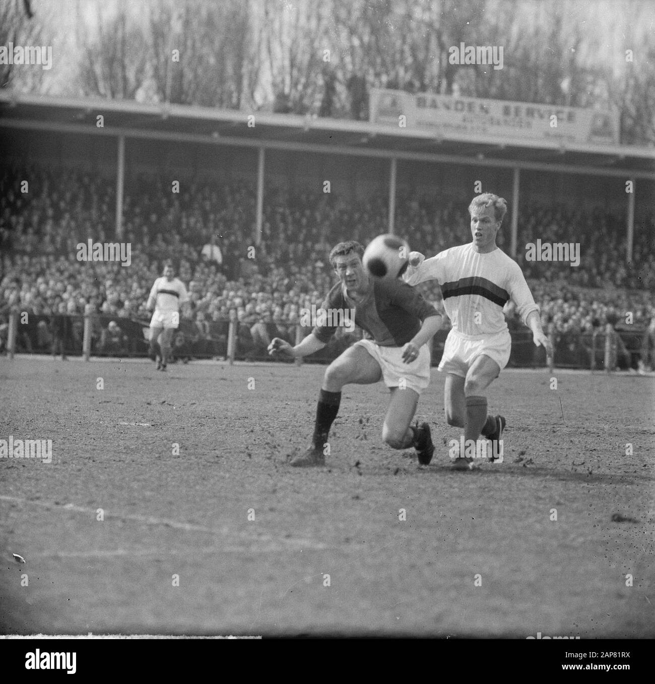 ADO against DWS 1-0, Den Burgh (AFDO) in duel with Lenz (DWS) Date: March 28, 1965 Keywords: sport, football Institution name: ADO Stock Photo