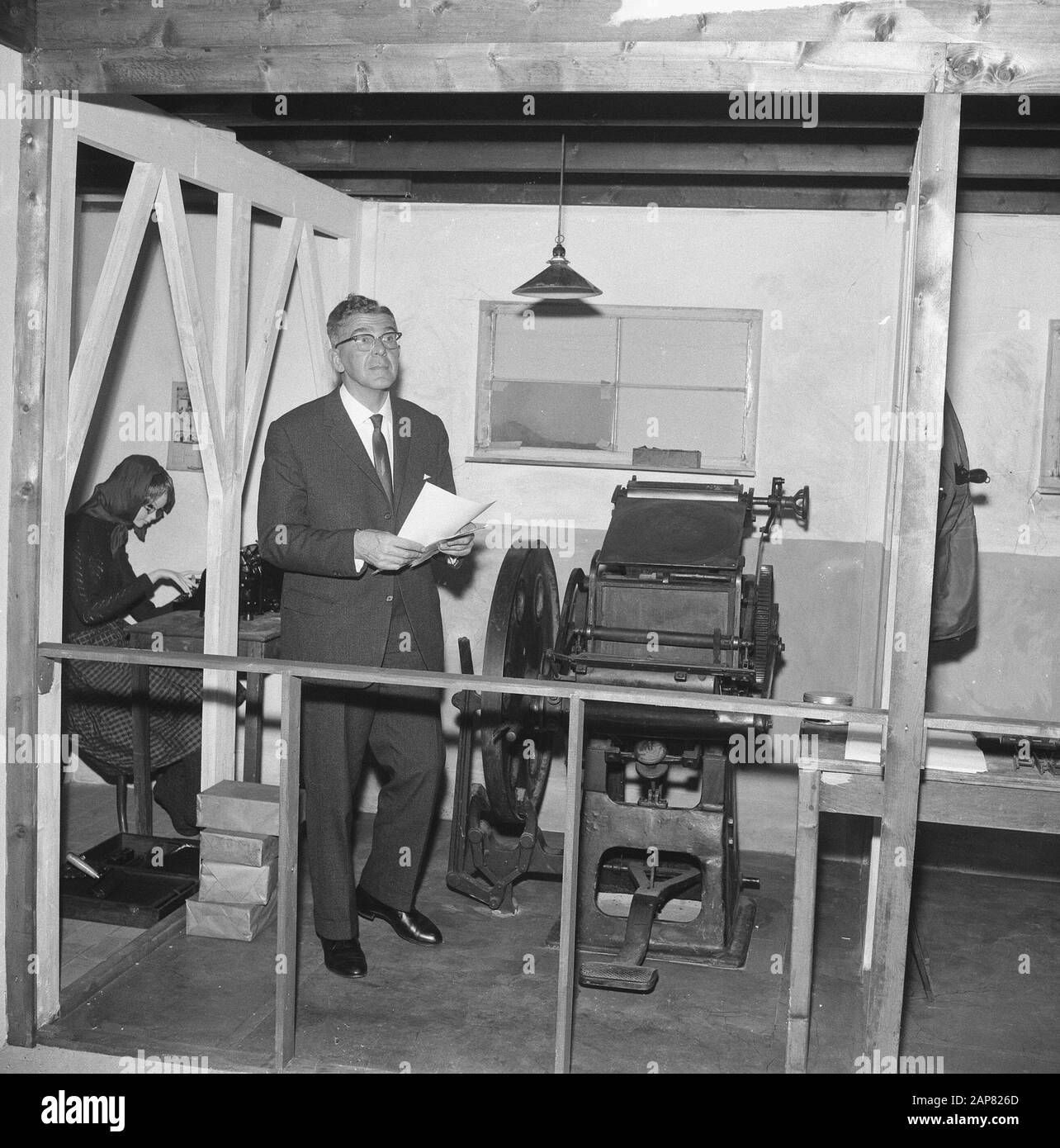 Mayor Thomassen performed first official act, opened exhibition A heart under the belt, here during the tour Date: April 23, 1965 Keywords: tours, exhibitions Personal name: Thomassen, Wim Stock Photo