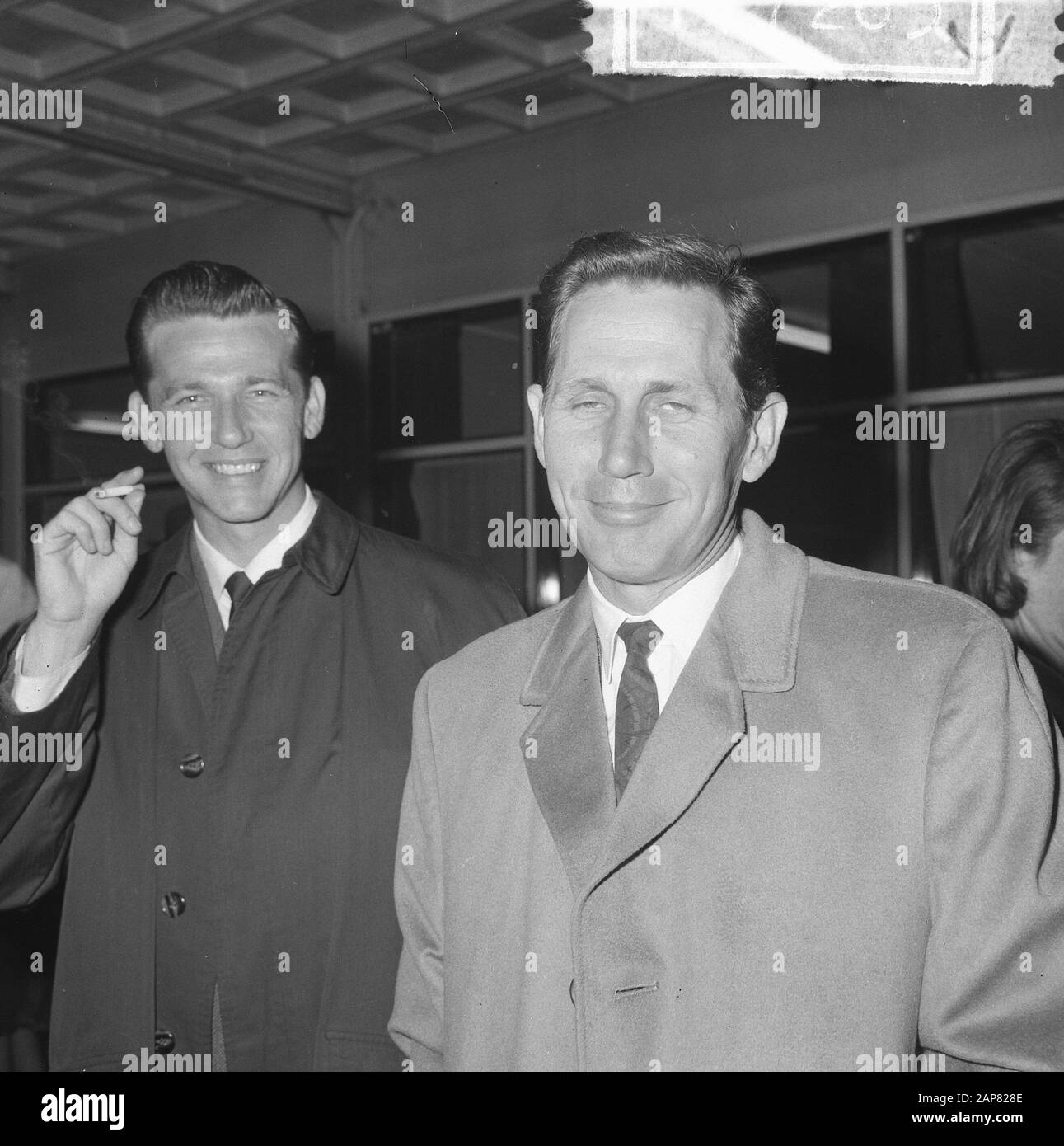 Arrival Floyd Cramer (left) with The Anita Kerr Singers at Schiphol, left Floyd Cramer, right Chet Atkins (guitarist) Date: 4 May 1965 Location: Noord-Holland, Schiphol Keywords: arrivals Personal Name: Atkins, Chet, Cramer, Floyd Stock Photo