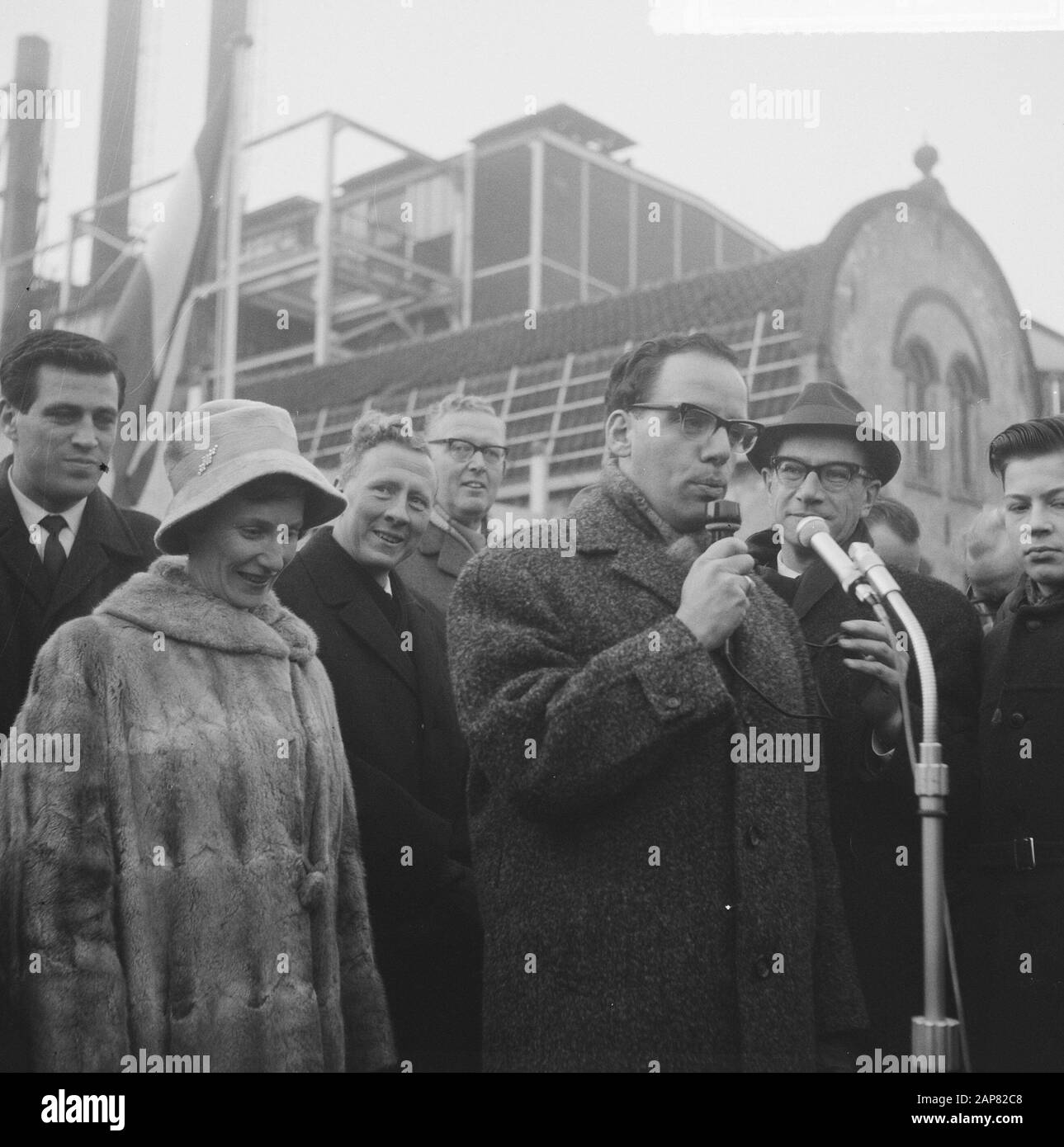 Famous journalists four bridges put into use, here journalist drs. H. Glimmerveen at the Van Noordtbrug Date: December 1, 1964 Keywords: BRUGEN, JOURNALISTIS Personal name: drs. H. Glimmerveen Stock Photo