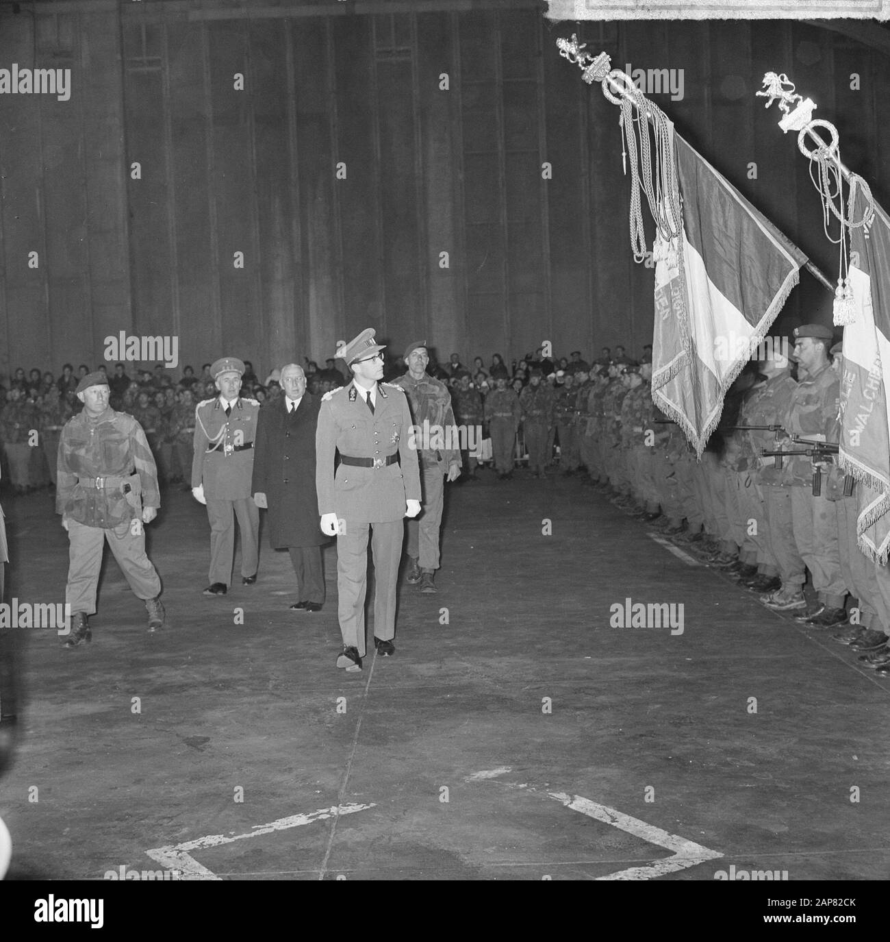 Belgian paras back, King Baudouin inspects the troops Date: December 1, 1964 Keywords: STROOP Personname: Boudwijn, King of Belgium Stock Photo