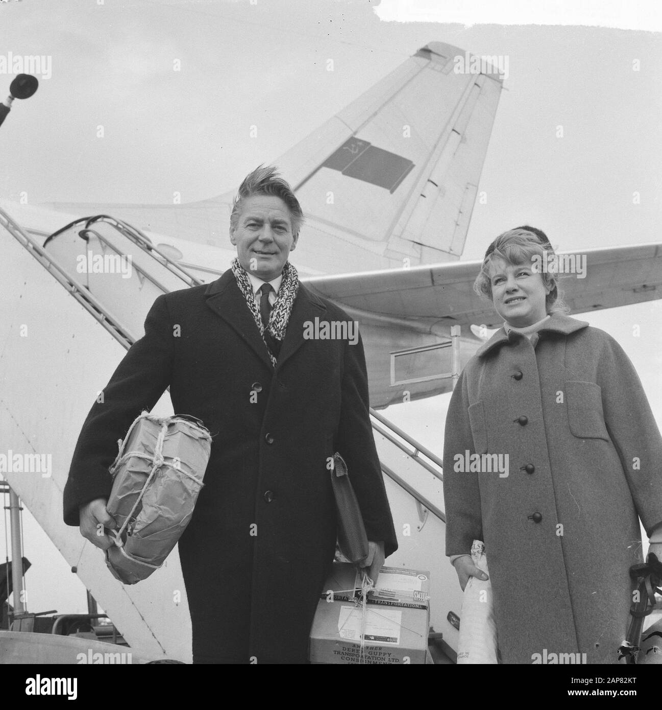 Bert Haanstra left to Moscow, here with wife at Schiphol Date: 8 December 1964 Location: Noord-Holland, Schiphol Keywords: Wife Personal name: Haanstra, Bert Stock Photo