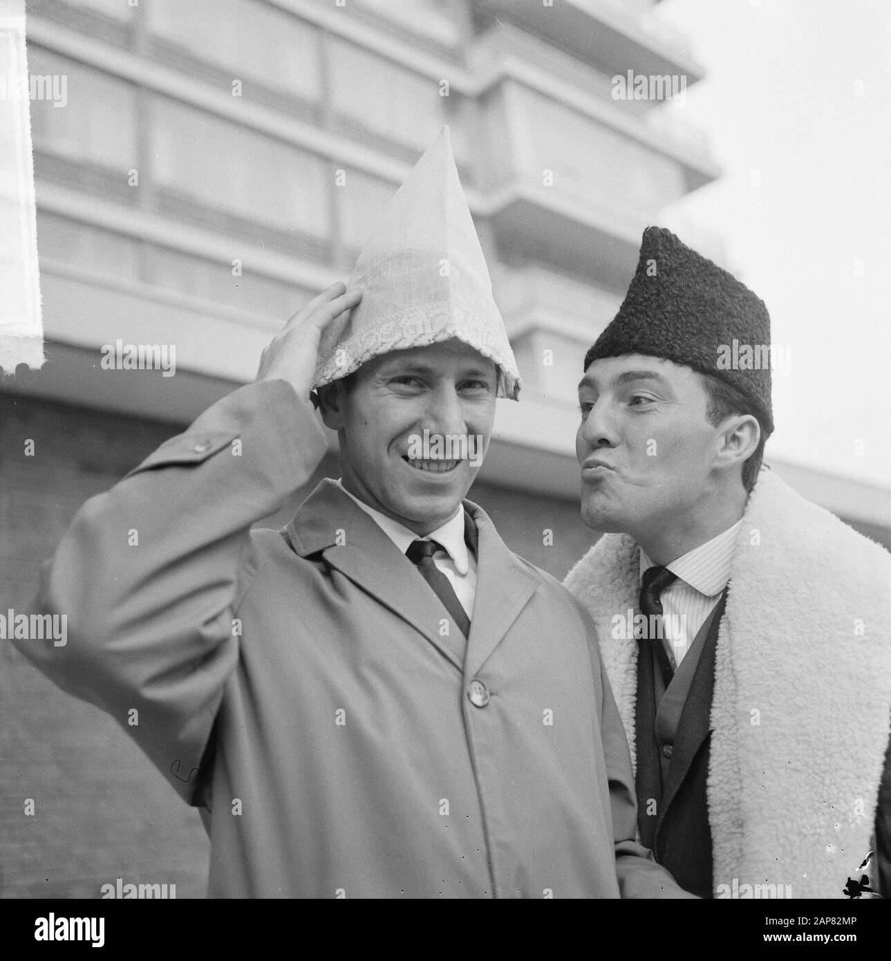Bobby Charlton and right Jimmy Greaves in front of the Hiltonhotel in Amsterdam (with hats on) Date: December 8, 1964 Location: Amsterdam, Noord-Holland Keywords: HATSEN Personal name: Bobby Charlton , Jimmy Greaves Institution name: Hiltonhotel Stock Photo