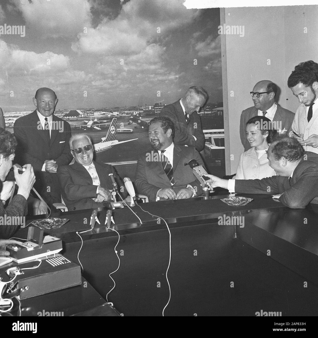 Arrival of actors Charlie Chaplin and Peter Ustinov and their wives at Schiphol Description: Chaplin and Peter Ustinov (sitting right) during press conference Date: 23 June 1965 Location: Noord-Holland, Schiphol Keywords: actors, press conferences Personal name: Chaplin, Charlie, Ustinov, Peter Stock Photo