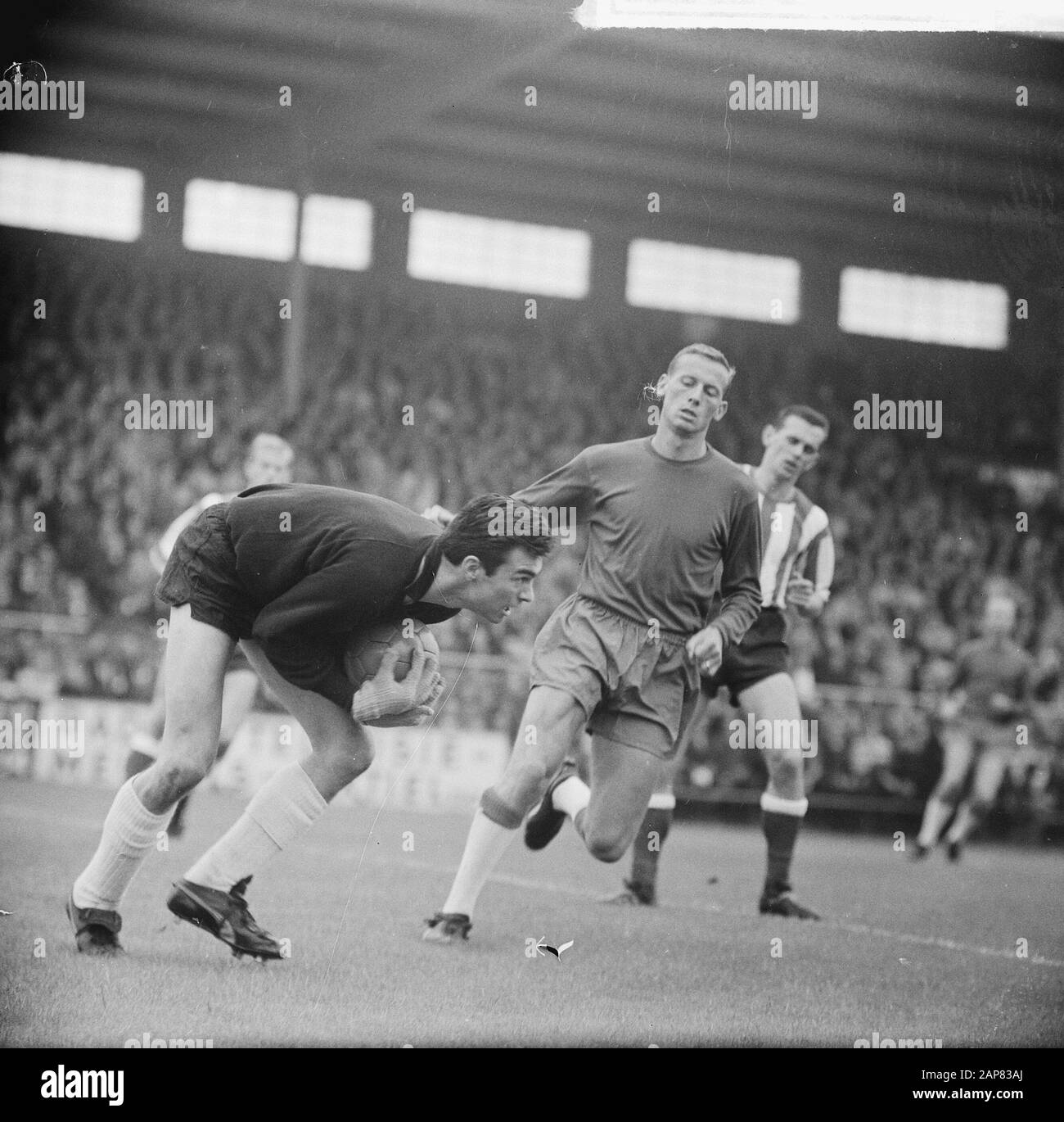 Ajax against PSV 2-0, Nuninga in duel with Strich Date: September 5, 1965 Keywords: duels, sport, football Stock Photo