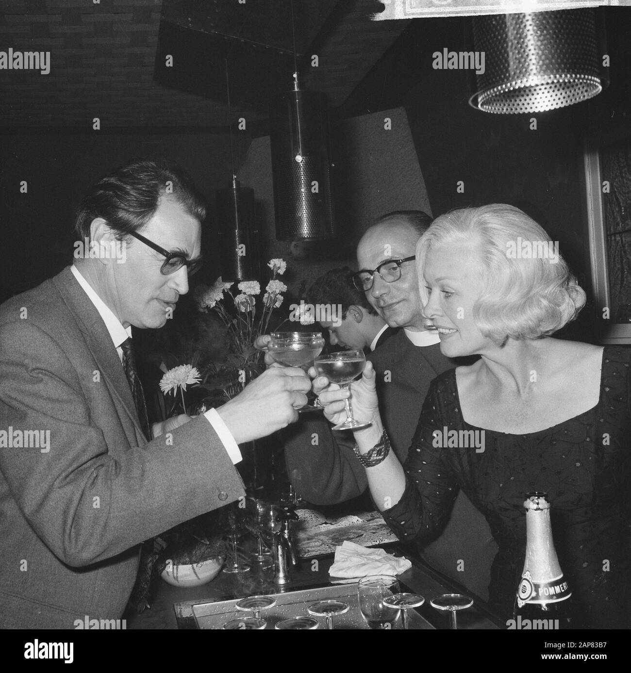 Artists-Society at Hilversum opened, Godfried Boman (l) and right ventriloquist Carla with middle chaplain Theo Kloeg Date: September 6, 1965 Location: Hilversum, Noord-Holland Keywords : chaplains Personal name: Bomans, Godfried, Kloeg, Theo Stock Photo