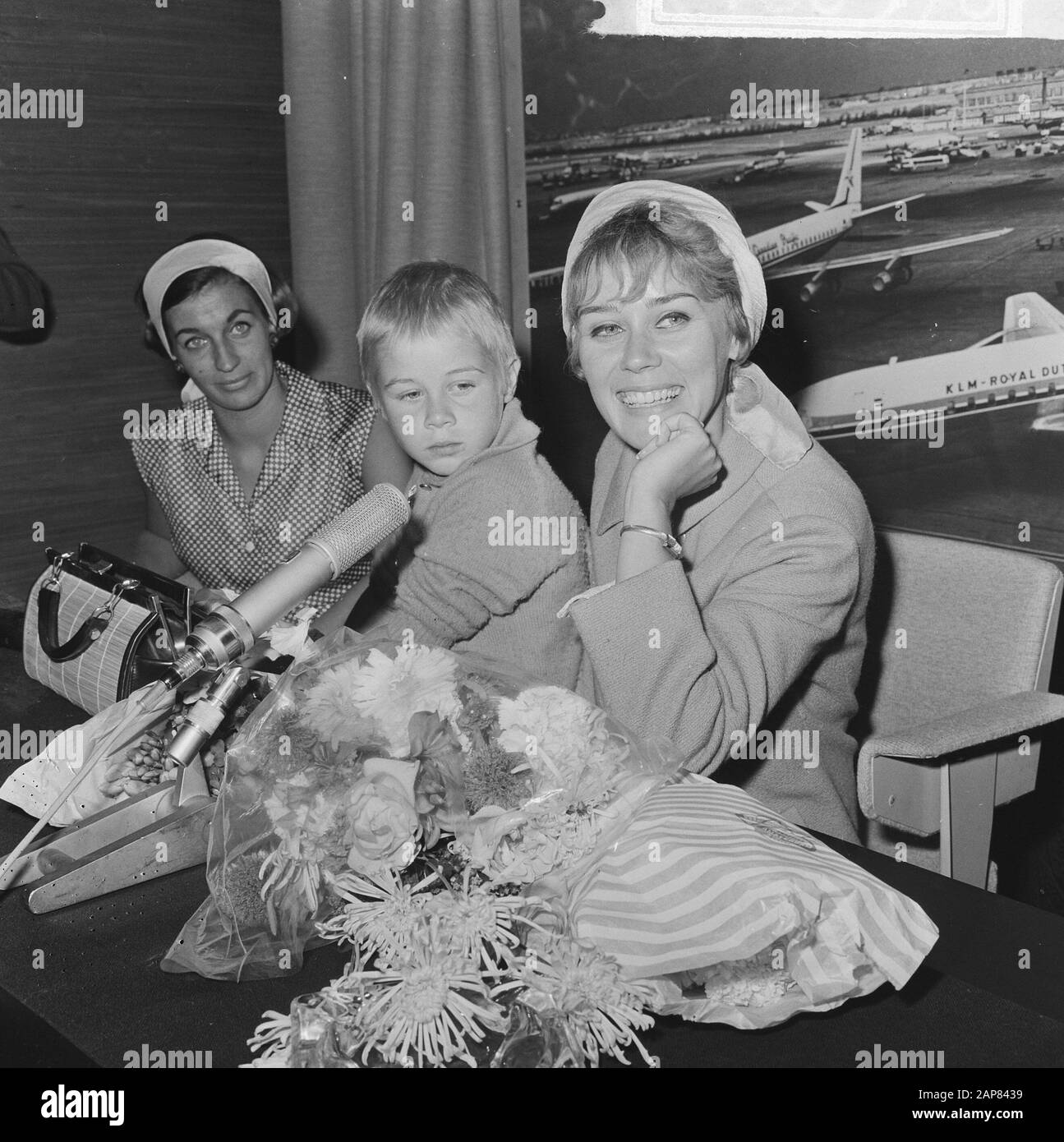 Arrival Conny van de Bosch at Schiphol from Poland, greeted by daughter Date: 9 August 1965 Location: Noord-Holland, Schiphol Keywords: arrivals Personal name: Conny van de Bosch Stock Photo