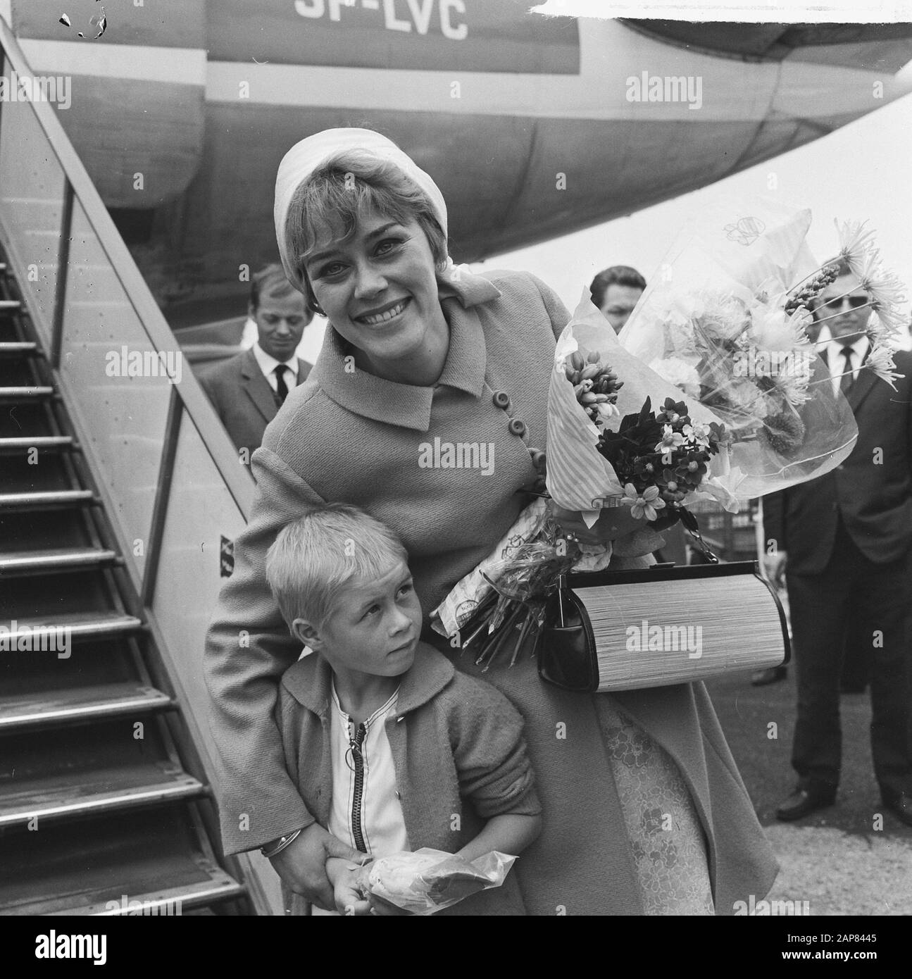Arrival Conny van de Bosch at Schiphol from Poland, Conny with daughter Date: 9 August 1965 Location: Noord-Holland, Schiphol Keywords: arrivals Personal name: Conny van de Bosch Stock Photo