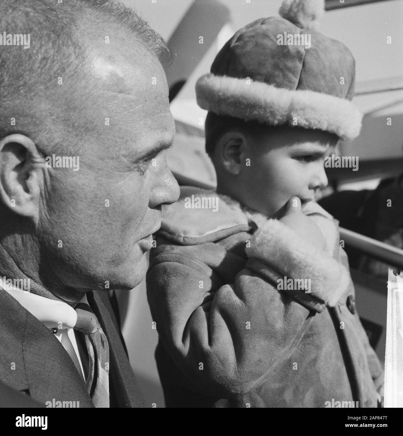 Astronaut John Glenn, presumably with godchild Glenn Bos during his visit to the Netherlands Date: 12 October 1965 Location: Noord-Holland, Schiphol Keywords: visits, children, spacecraft Personal name: Bos, Glenn, Glenn, John H. Stock Photo