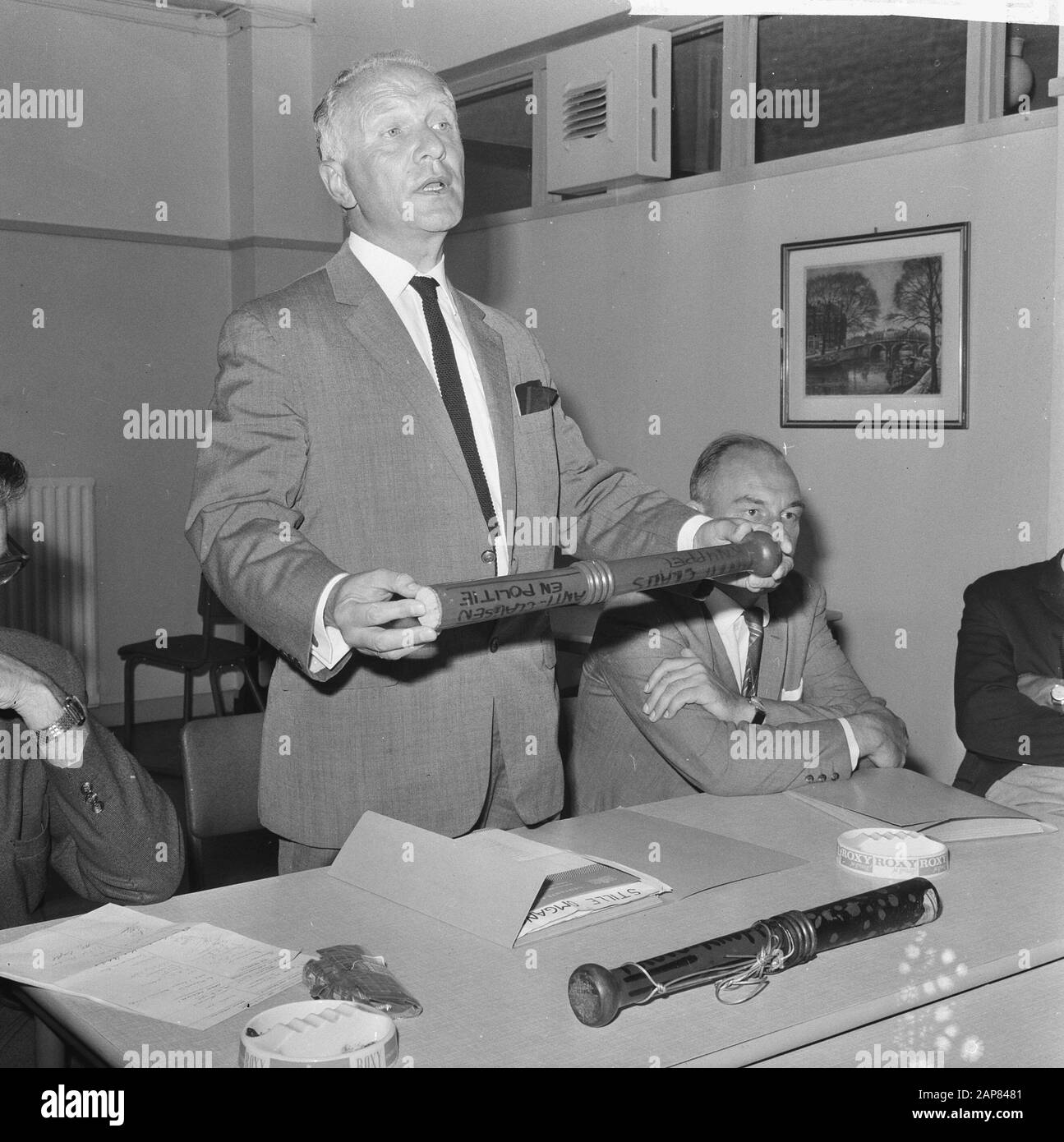 Provo's at the chief commissioner Description: Commissioner Molenkamp gives press conference Date: 14 August 1965 Location: Amsterdam, Noord-Holland Keywords: chief commissioners, press conferences, police Institution name: Provo Stock Photo