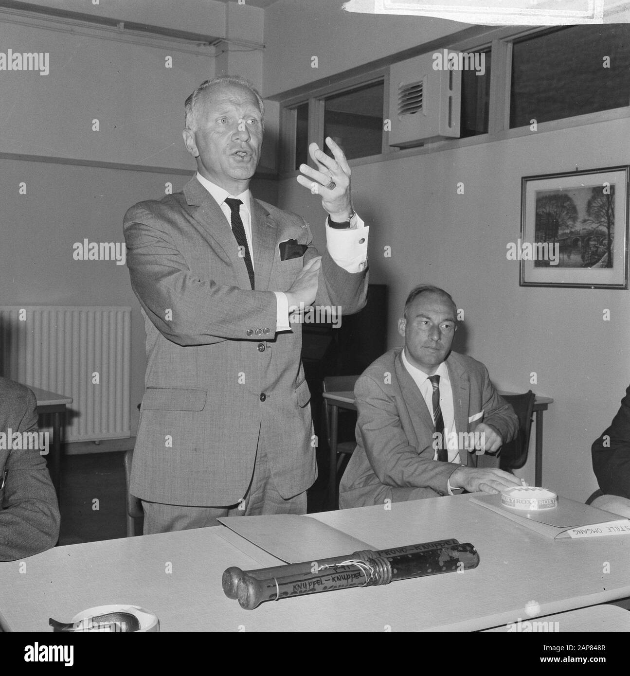 Provo's at the chief commissioner Description: Commissioner Molenkamp at press conference Date: 14 August 1965 Location: Amsterdam, Noord-Holland Keywords: chief commissioners, press conferences, police Institution name: Provo Stock Photo