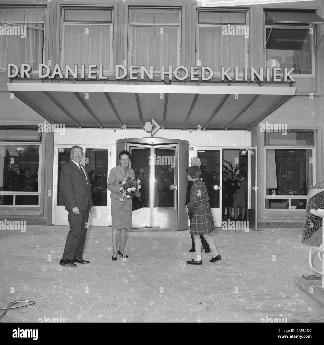 Mayor Thomassen opened Daniël den Hoed Kliniek in Rotterdam Description:  Mayor Thomassen with wife (presumably) in front of the entrance of the Daniel  den Hoed clinic Date: 18 October 1965 Location: Rotterdam,