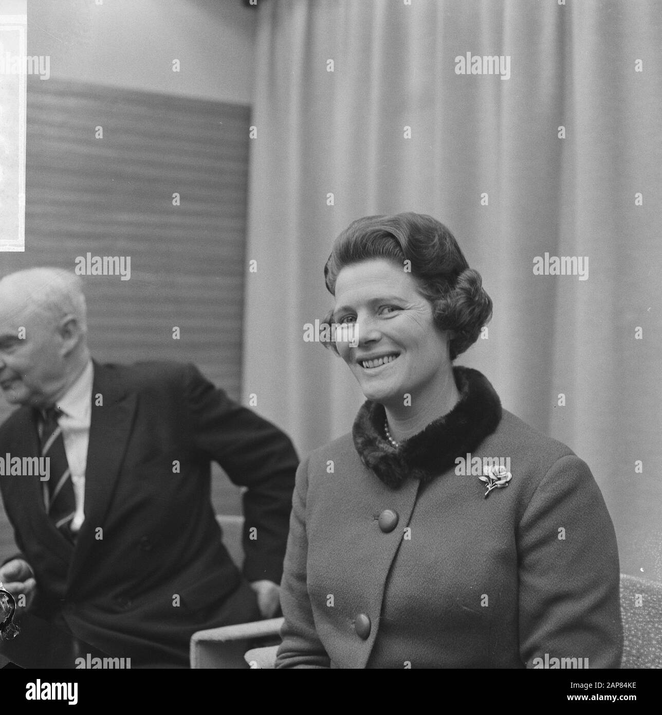Arrival of Mrs. Mary Soames (daughter of Churchill) at Schiphol (on the occasion of the Grand Gala du Disque) Description: arrival and departure, daughters, women, portraits, Soames, Mary Date: 29 October 1965 Location: Noord-Holland, Schiphol Keywords: arrival and departure, daughters, portraits, women Personal name: Soames, Mary Stock Photo