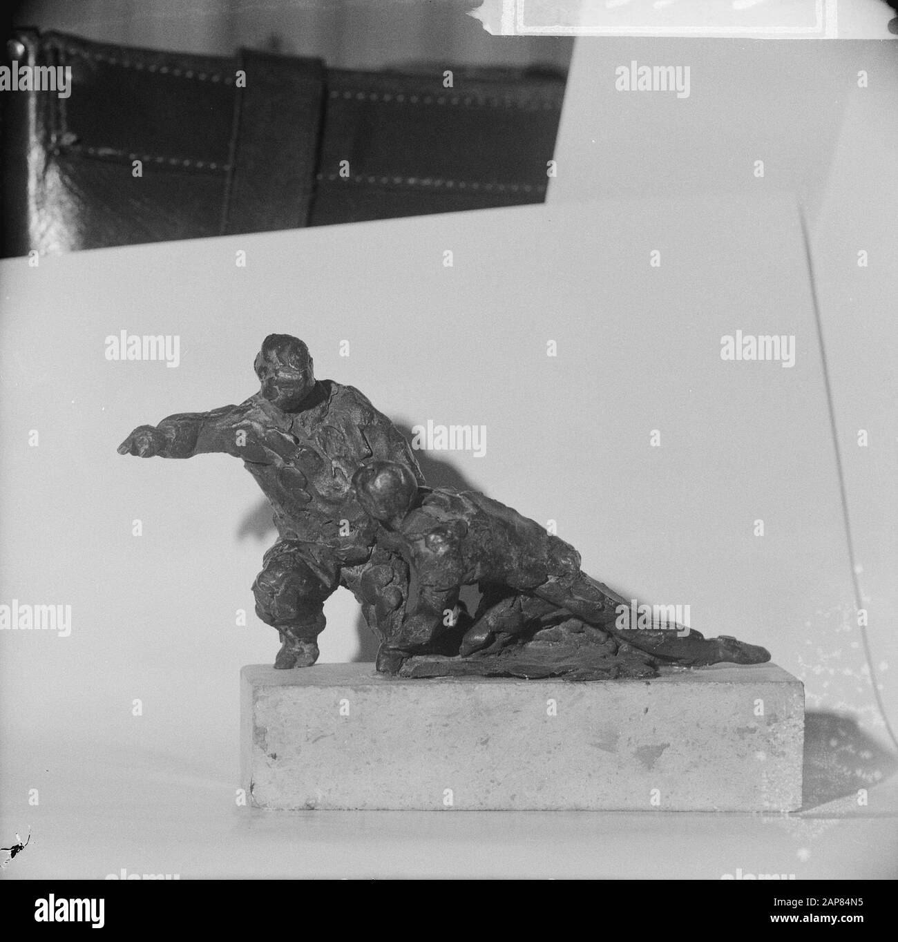 Statuette by artist Hans Bayens Description sculpture, sculpture, bronze Date November 1, 1965