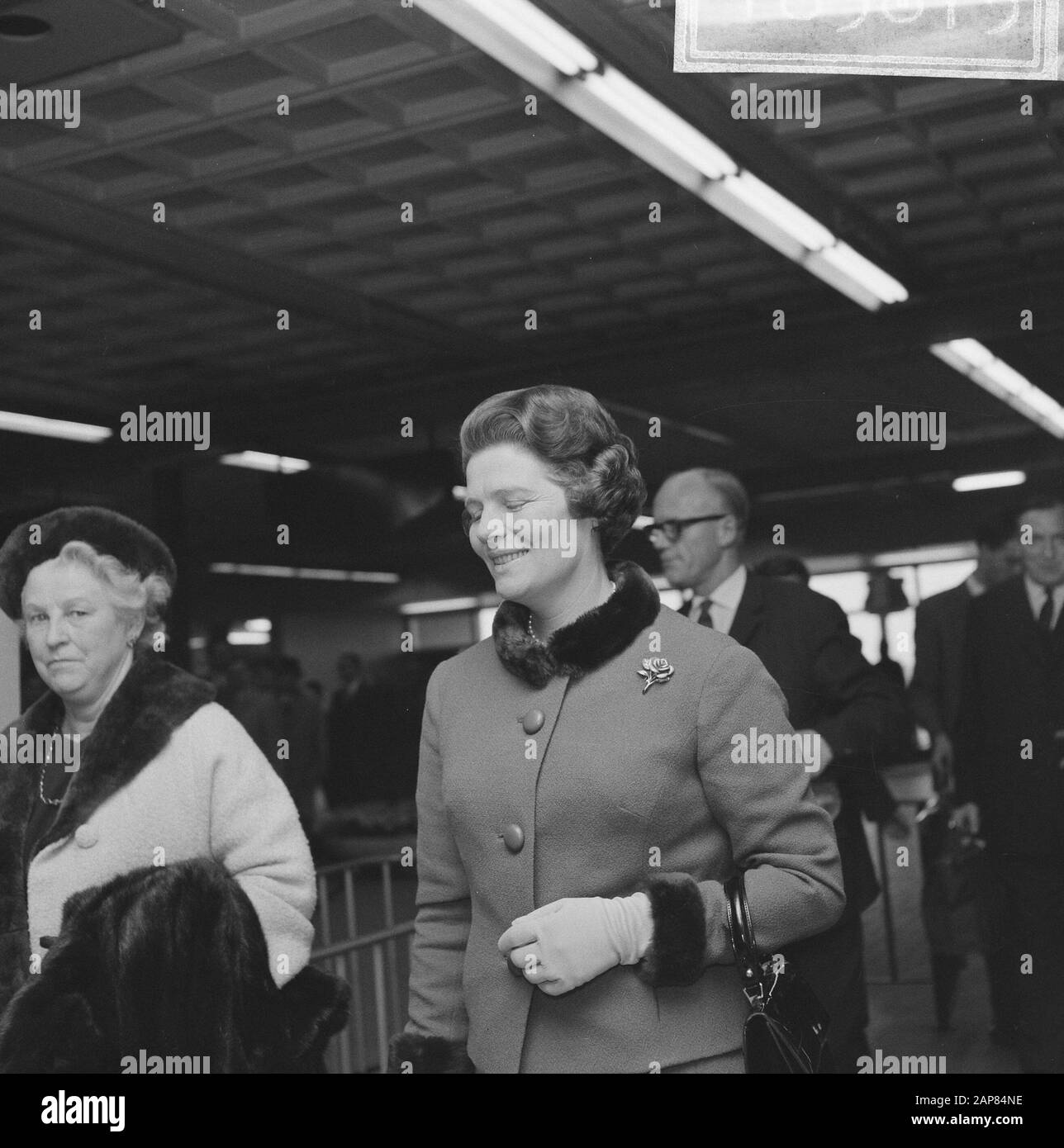 Arrival of Mrs. Mary Soames (daughter of Churchill) at Schiphol on the occasion of the Grand Gala du Disque Description: arrival and departure, daughters, women, Soames, Mary Date: 29 October 1965 Location: Noord- Holland, Schiphol Keywords: arrival and departure, daughters, women Personal name: Soames, Mary Stock Photo