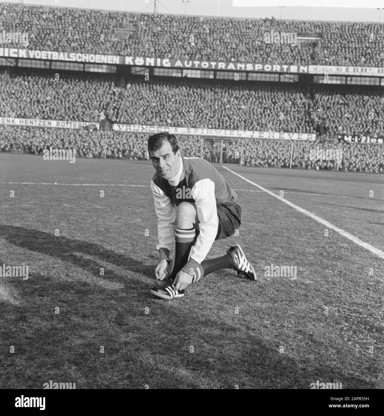 Feyenoord vs. Ajax 1-1 Description: Coen Moulijn strictly his laces Date: 9 January 1966 Location: Rotterdam, Zuid-Holland Keywords: sport, football Person name: Moulijn, Coen Institution name: Feyenoord Stock Photo