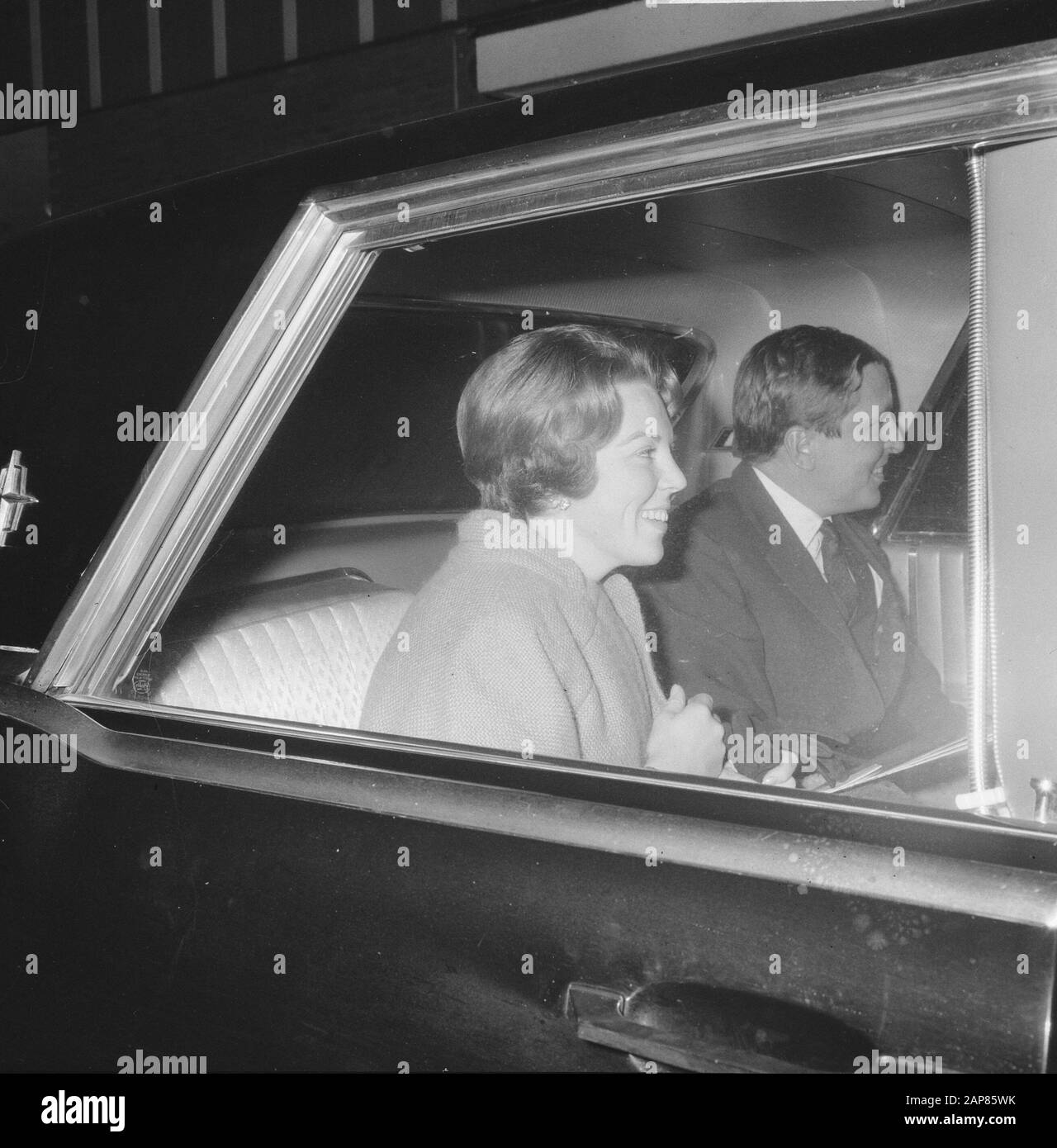 Arrival Claus von Amsberg at Schiphol Airport, Claus and Beatri in car upon departure Date: 28 December 1965 Location: Noord-Holland, Schiphol Keywords: Cars, arrivals, departures Personal name: Beatrix, princess, Claus, prince, Claus, prince Stock Photo