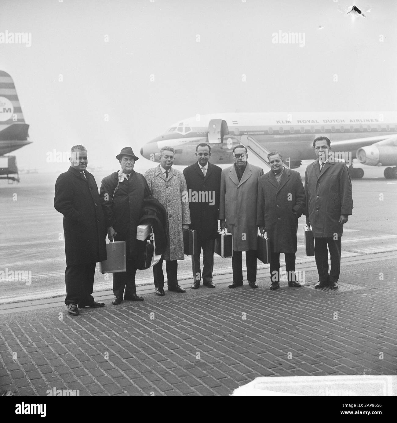 Arrival delegates of Dutch Antilles at Schiphol picked up by Mr. Bikker (left). v.l.n.r. O. Croes (?) , H.L. Braam, E. Voges, L.A. Abraham, C. Wathey, F. Römer (?) and O. Bikker Date: 7 March 1966 Location: Noord-Holland, Schiphol Keywords: arrivals, overseas territories, airports Personal name: Abraham, L.A., Bikker, O., Braam, H.L., Croes, O., Römer, F., Voges, E., Wathey, C. Stock Photo