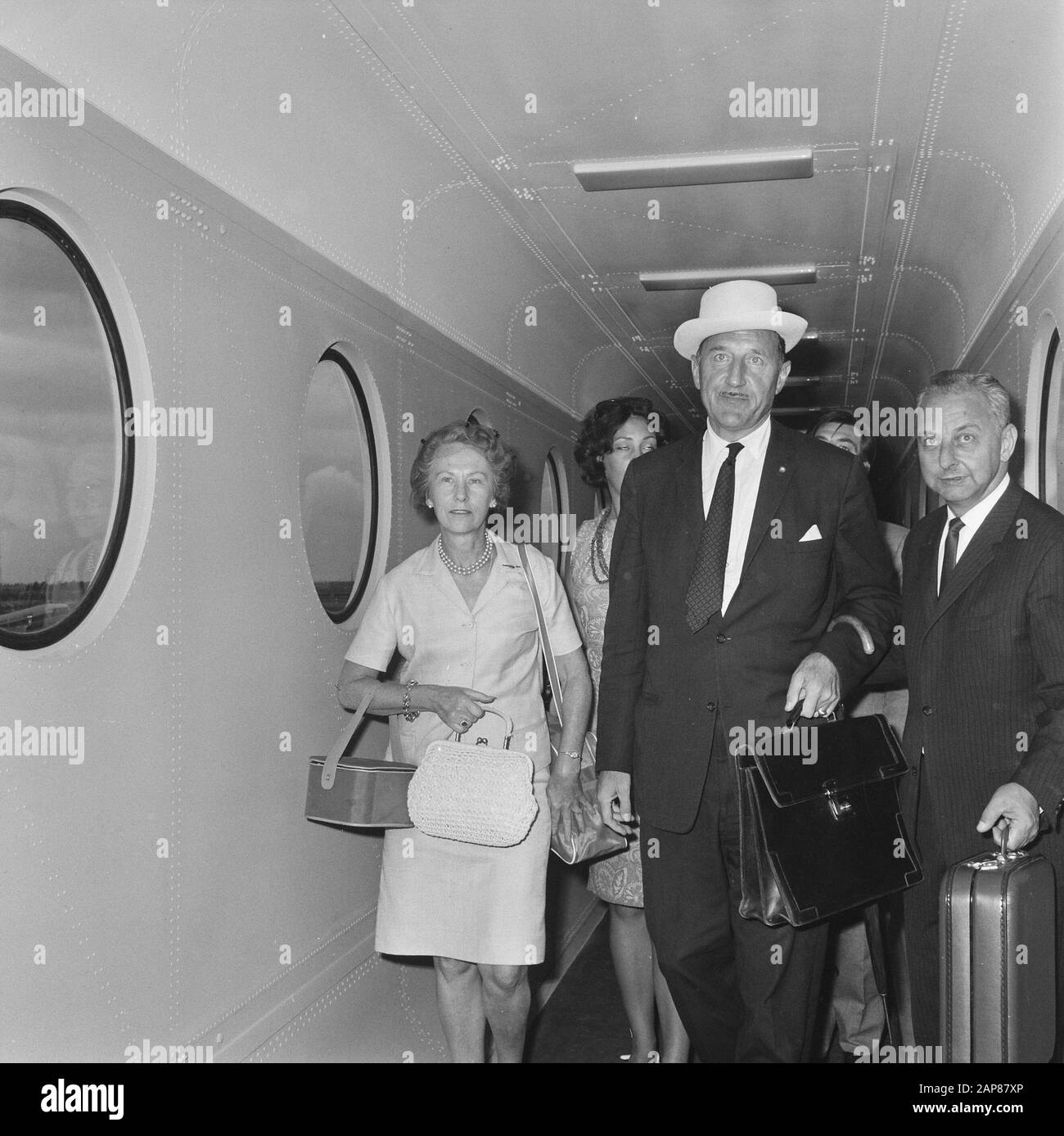 Arrival Minister Luns at Schiphol. Minister Luns and wife Date: 18 August 1967 Location: Noord-Holland, Schiphol Keywords: WEEN, arrivals Personal name: Luns, J.A.M.H., Luns, Joseph Stock Photo