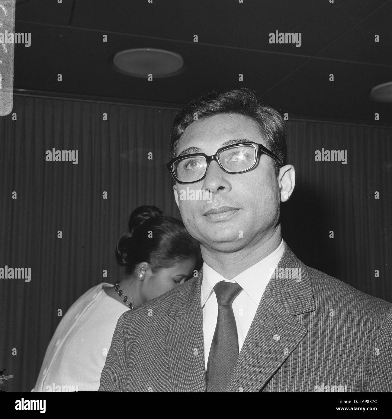 Arrival wife and children of Minister Plenipotentiary of Suriname Lim a Po at Schiphol Airport. Minister Lim a Po Date: 18 July 1968 Location: Noord-Holland, Schiphol Keywords: Wife, Children, arrivals Stock Photo