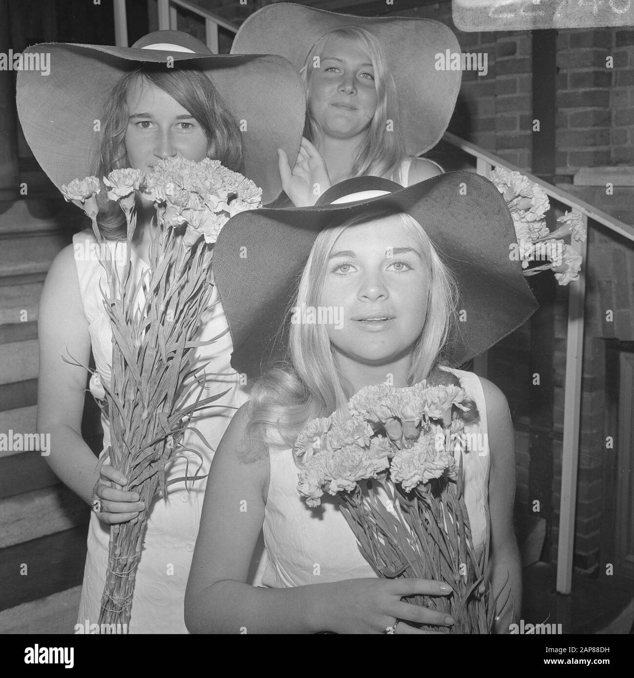 Flower Corso Aalsmeer preparations: 3 girls with flowers Date: August ...