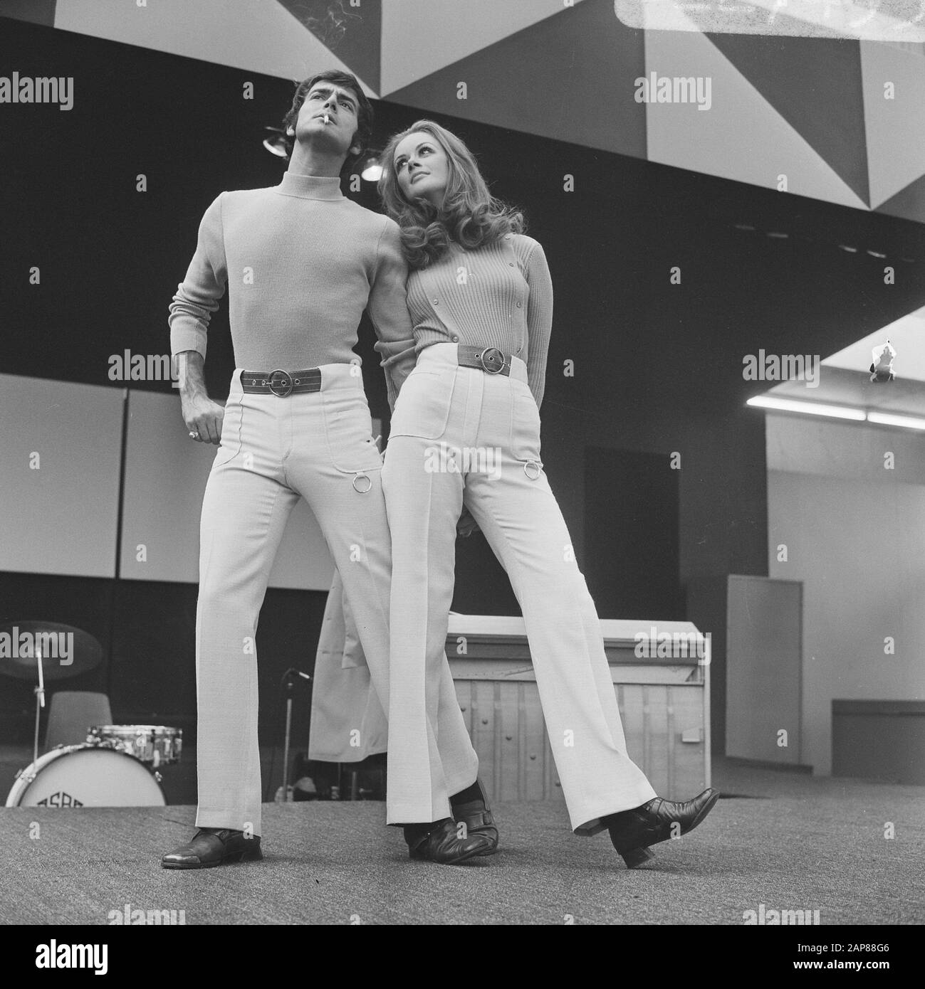 24th Men's fashion fair in RAI, Amsterdam: man and woman with the same  pants and jersey by B. Zuiderveen Date: September 1, 1969 Location:  Amsterdam, Noord-Holland Keywords: MODE, fairs Personal name: B.