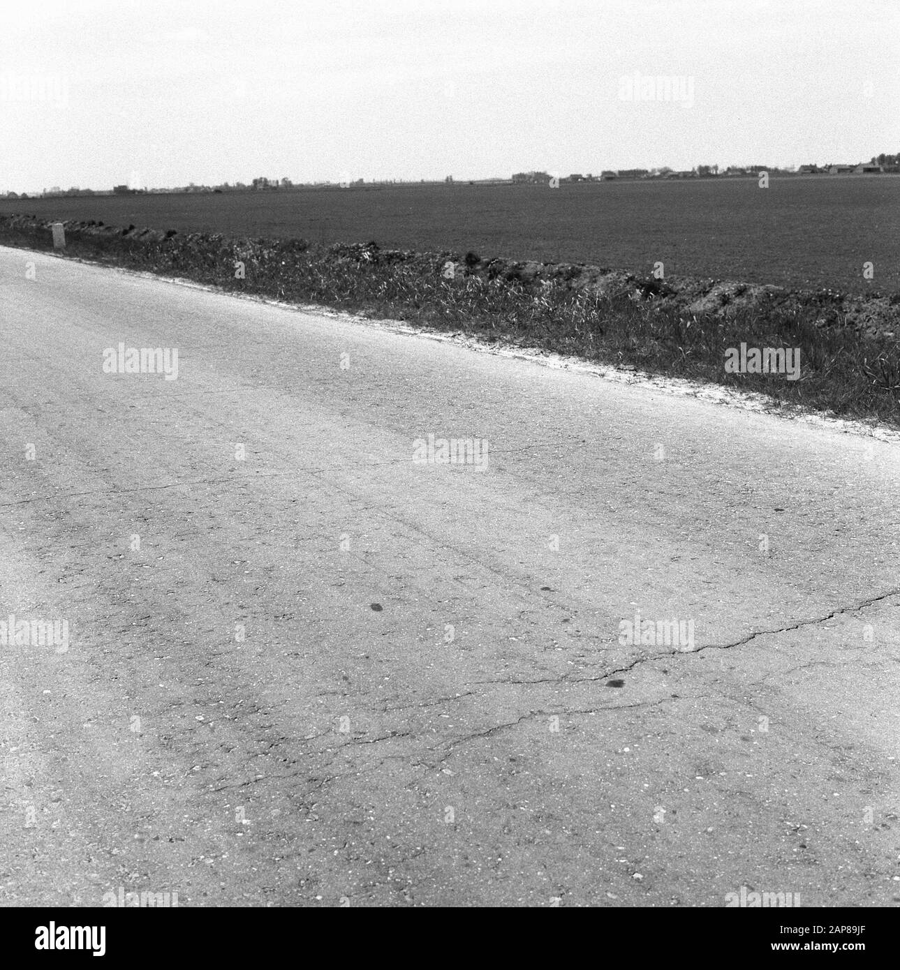 construction and improvement of roads, dikes and savings basins, parallel roads, national road 17 Date: May 1963 Keywords: construction and improvement of roads, dikes and savings bases, parallelways Personal name: national road 17 Stock Photo