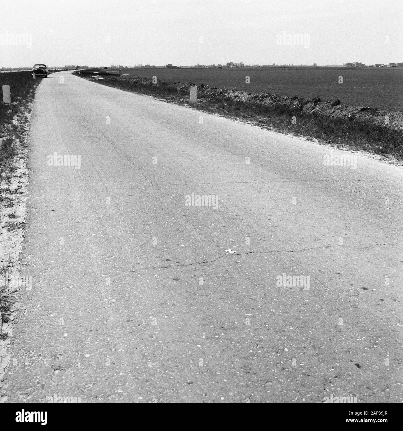 construction and improvement of roads, dikes and savings basins, parallel roads, seals, national road 17 Date: May 1963 Keywords: construction and improvement of roads, dikes and Savings basin, parallel roads, seemingly insert Personal name: national road 17 Stock Photo